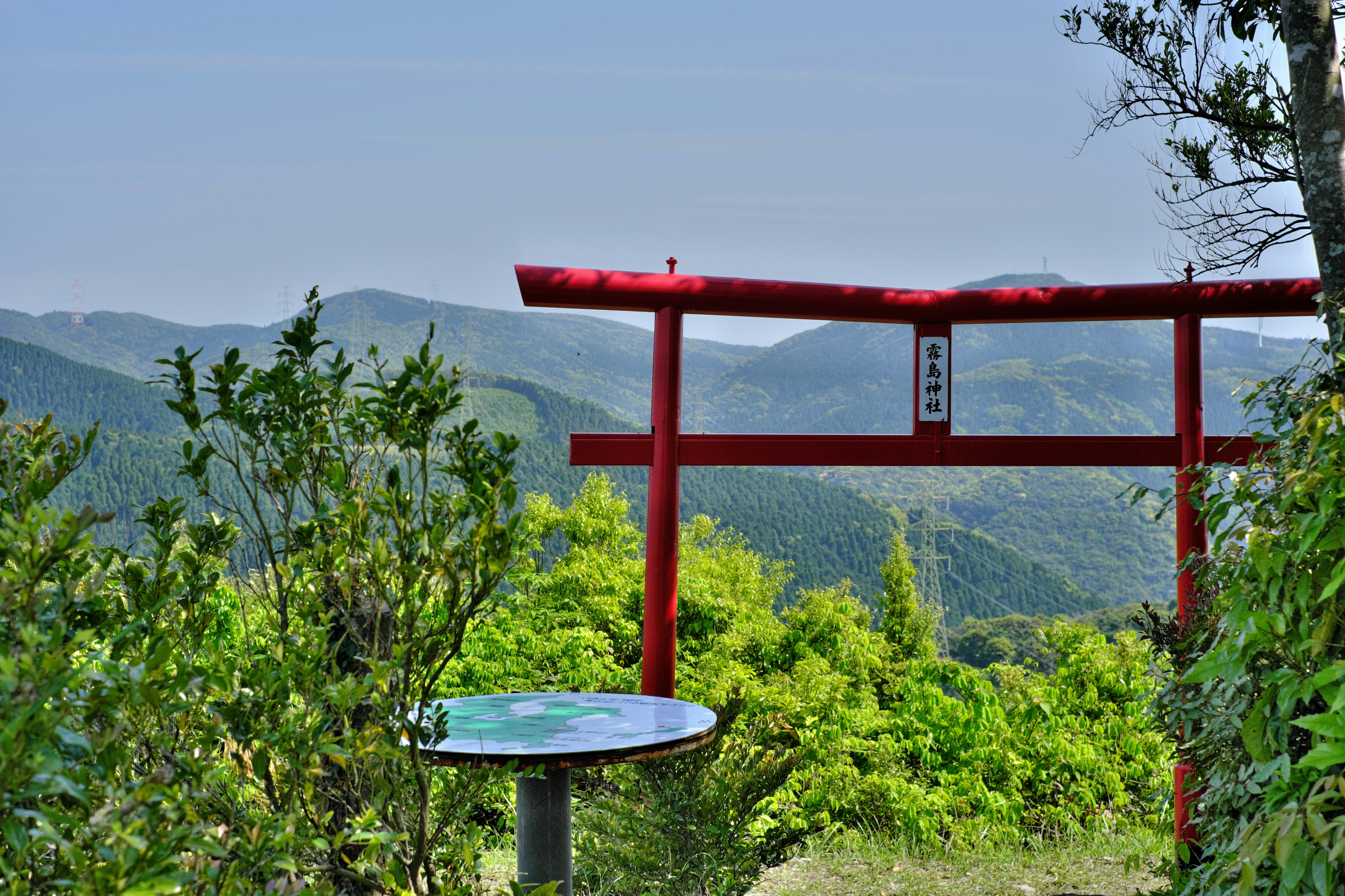 Portale torii rosso con montagne verdi sullo sfondo