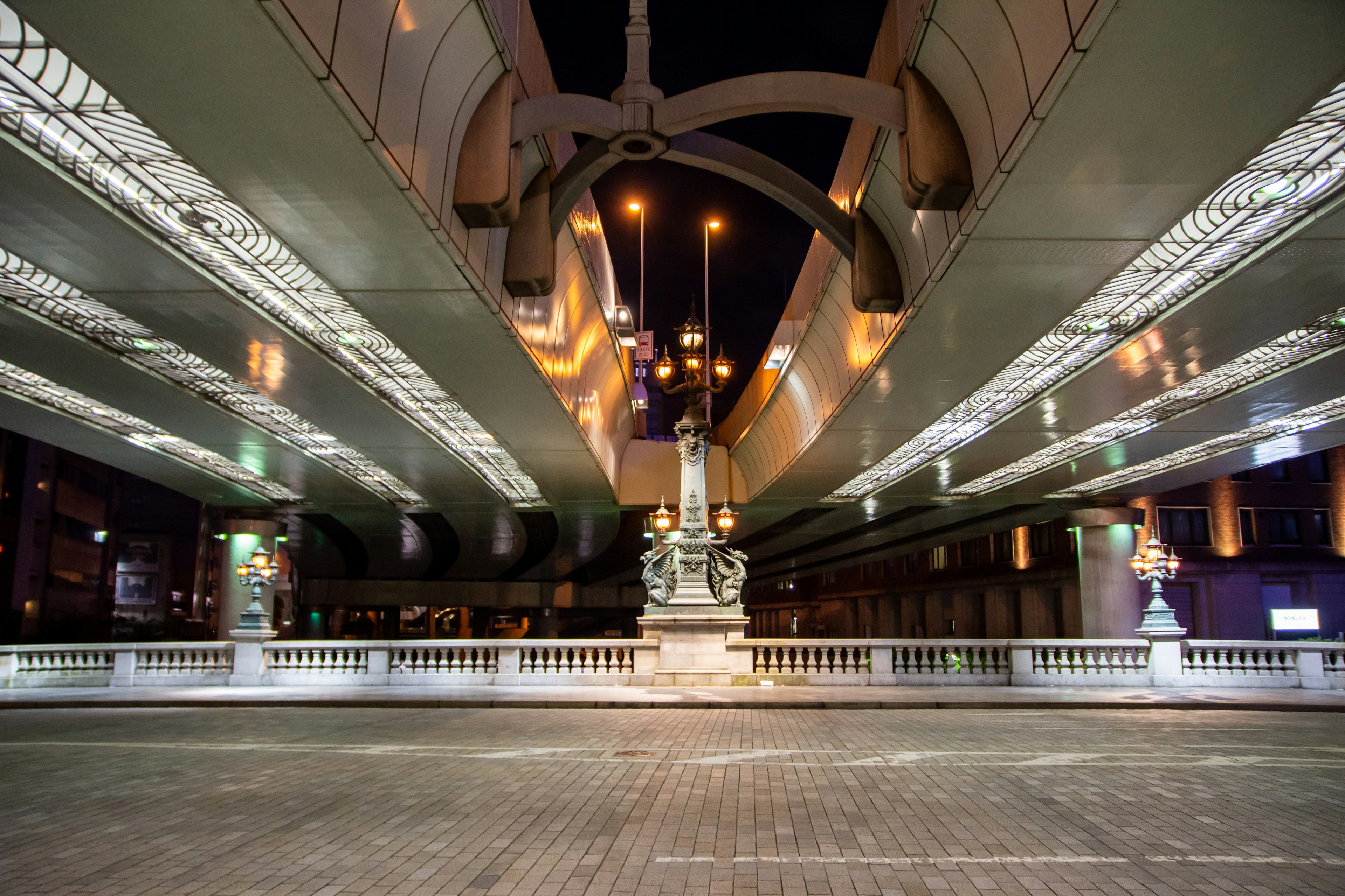 Vista notturna impressionante di un ponte con illuminazione e dettagli architettonici