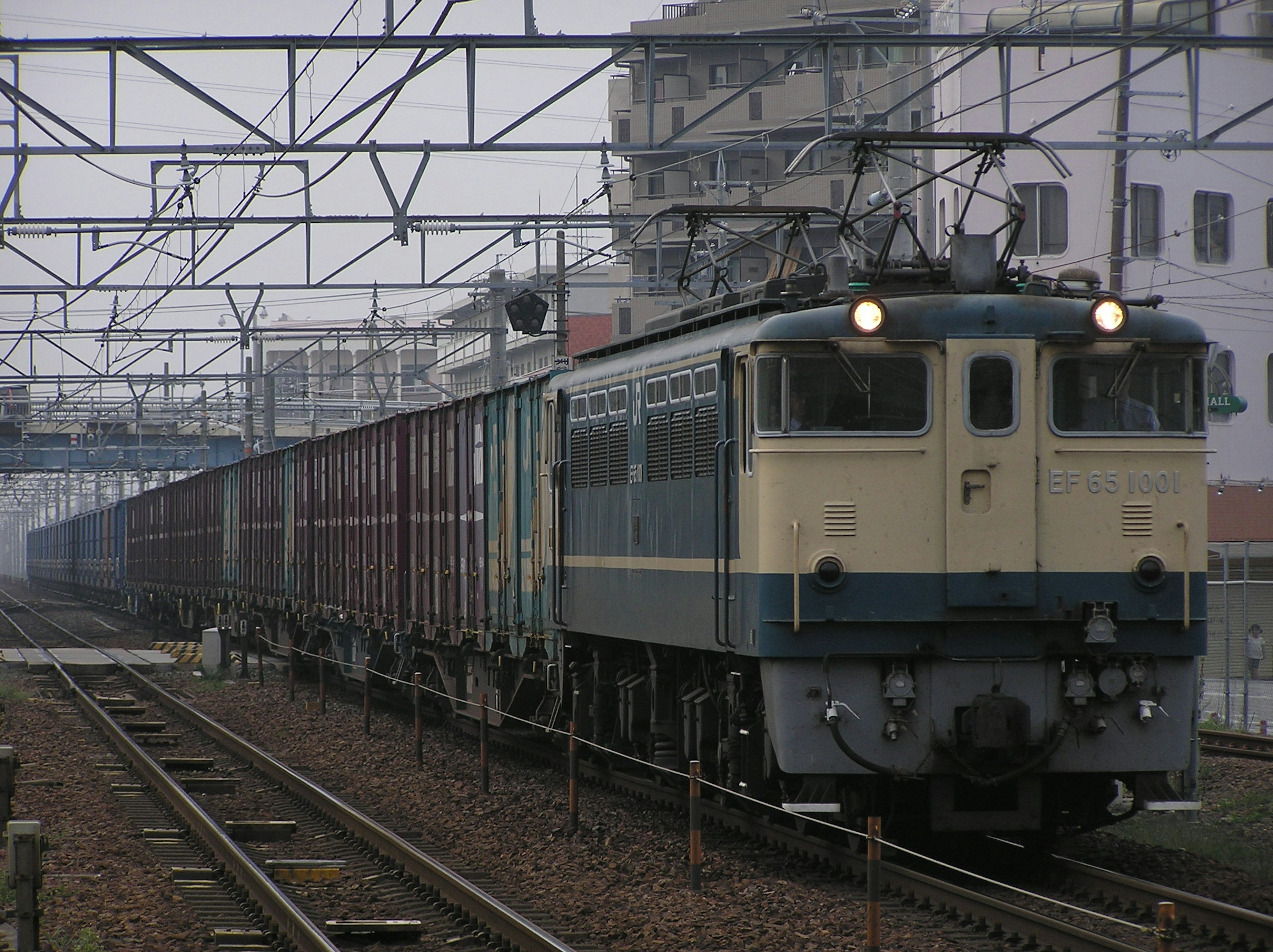 Sebuah kereta menarik gerbong barang di sepanjang rel