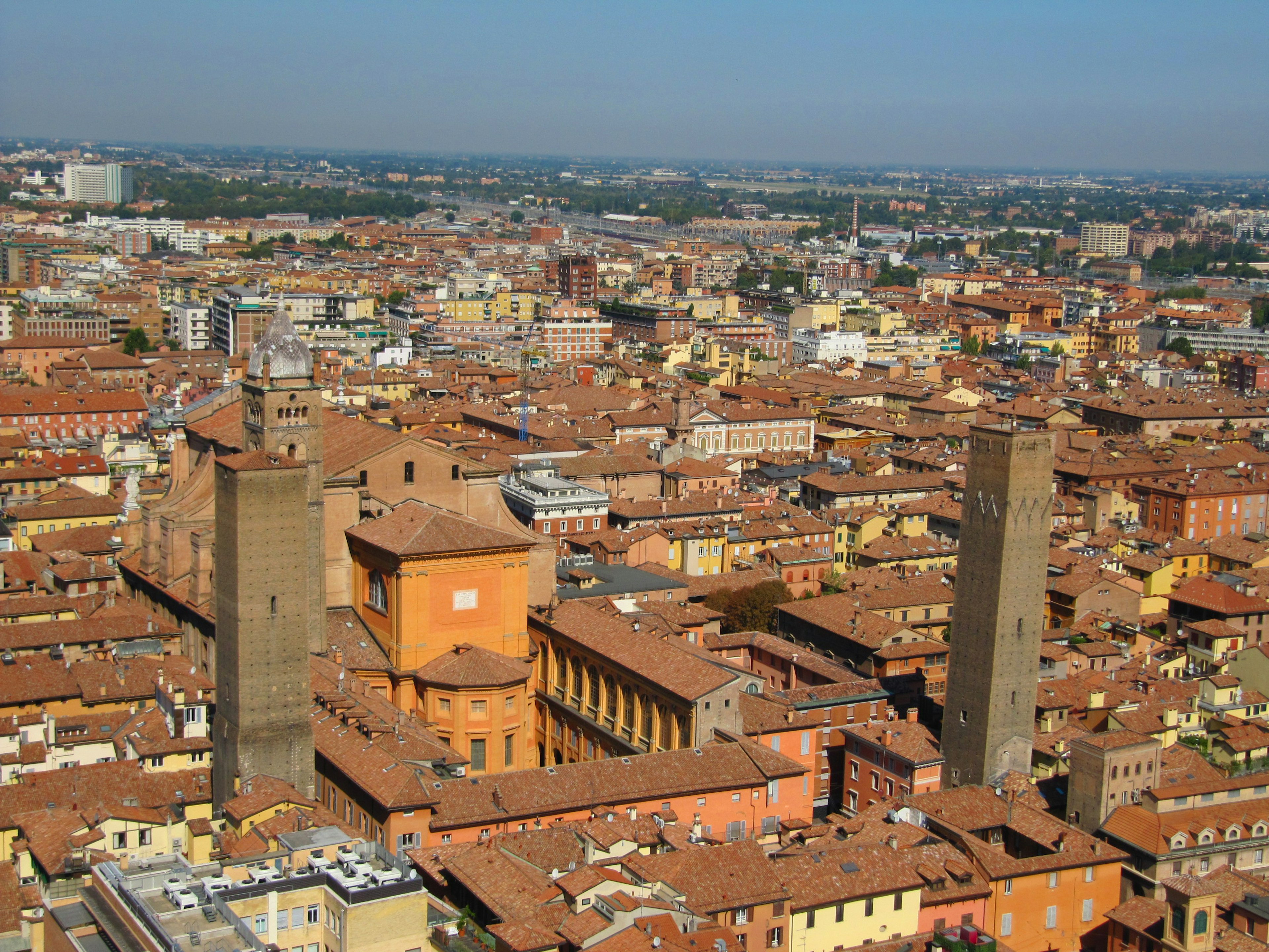 Vista aérea de Bolonia que muestra edificios históricos con techos rojos