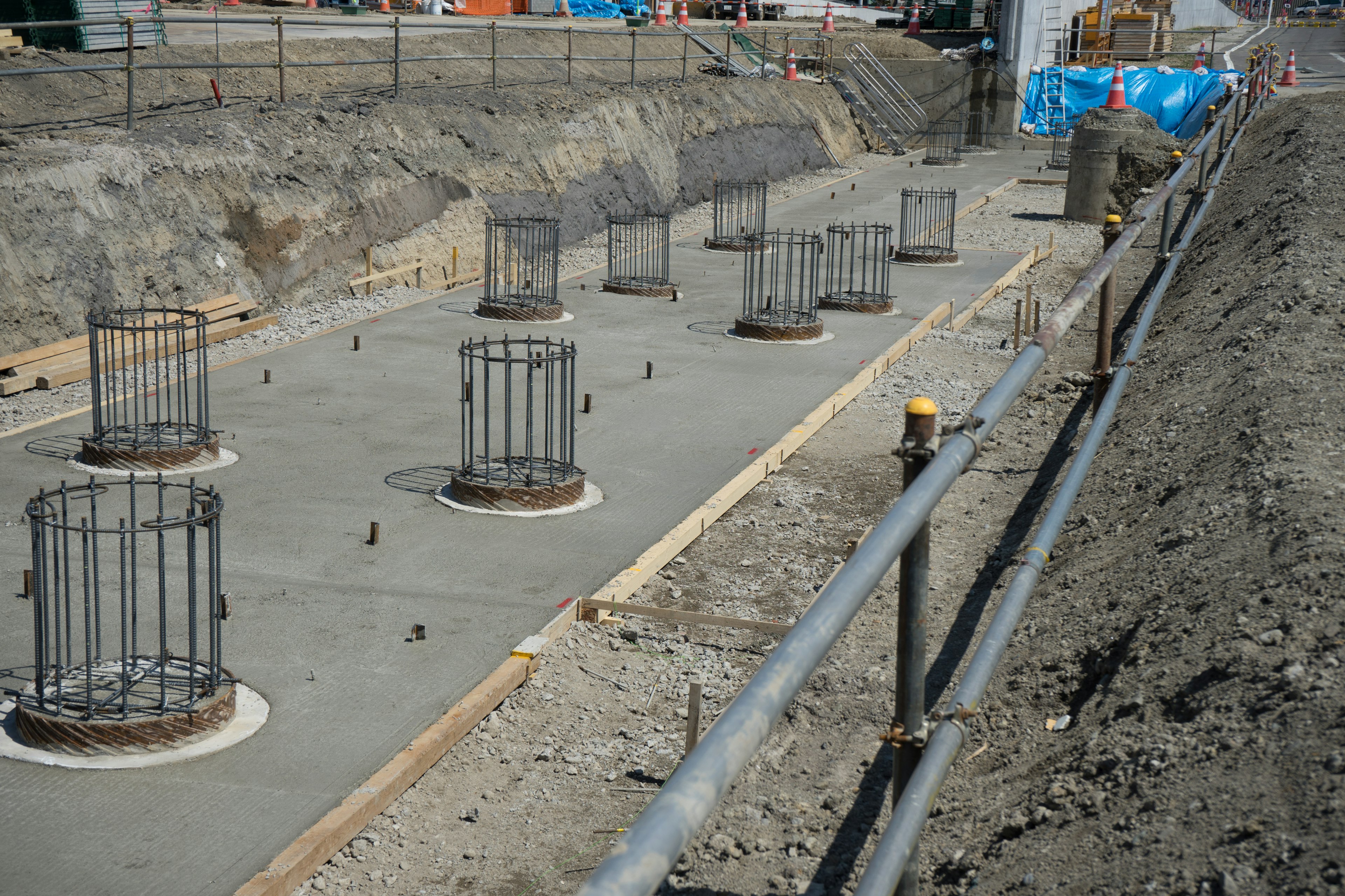 Cantiere di costruzione con fondazione in cemento e colonne in acciaio