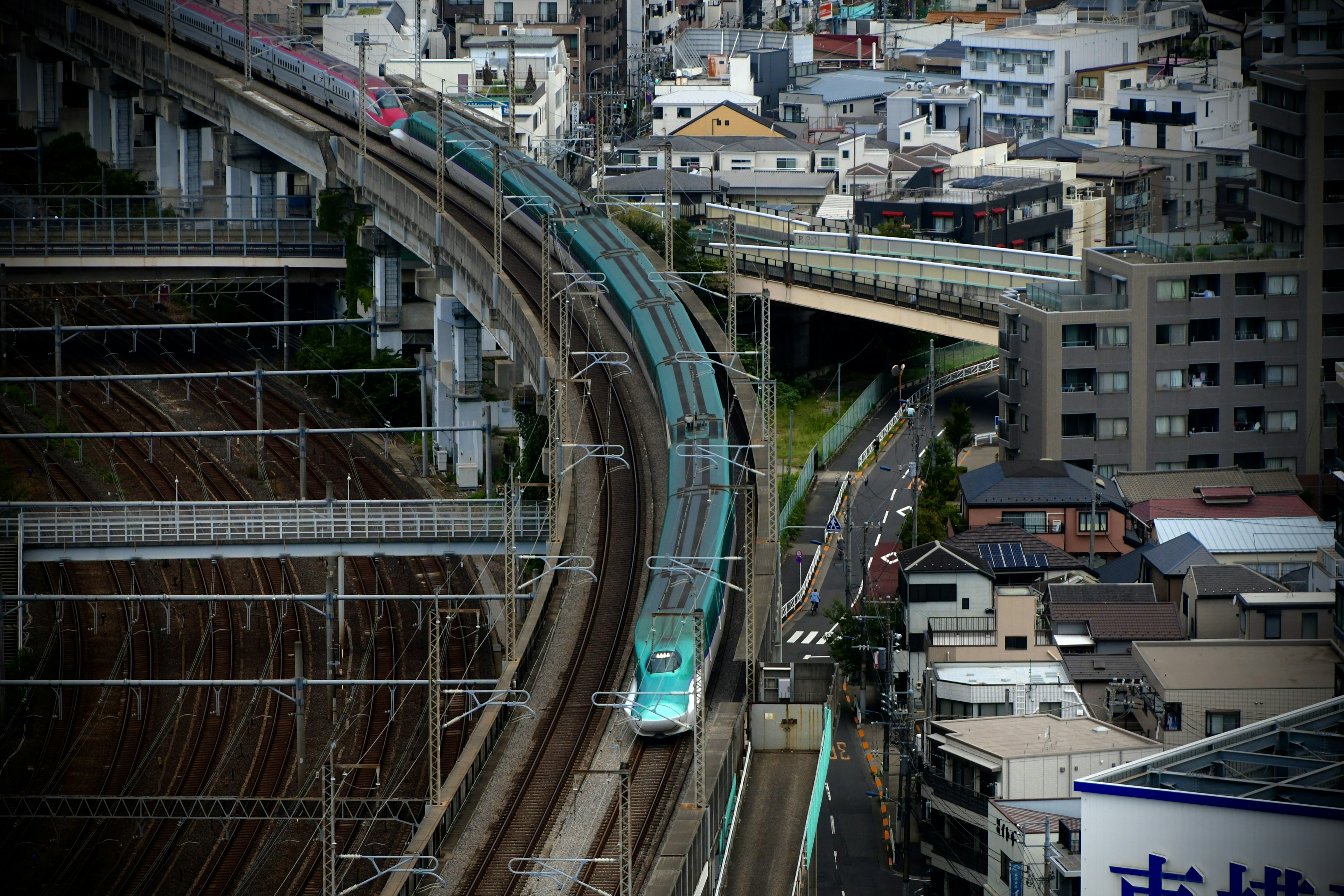 Tren en vías curvas en un paisaje urbano