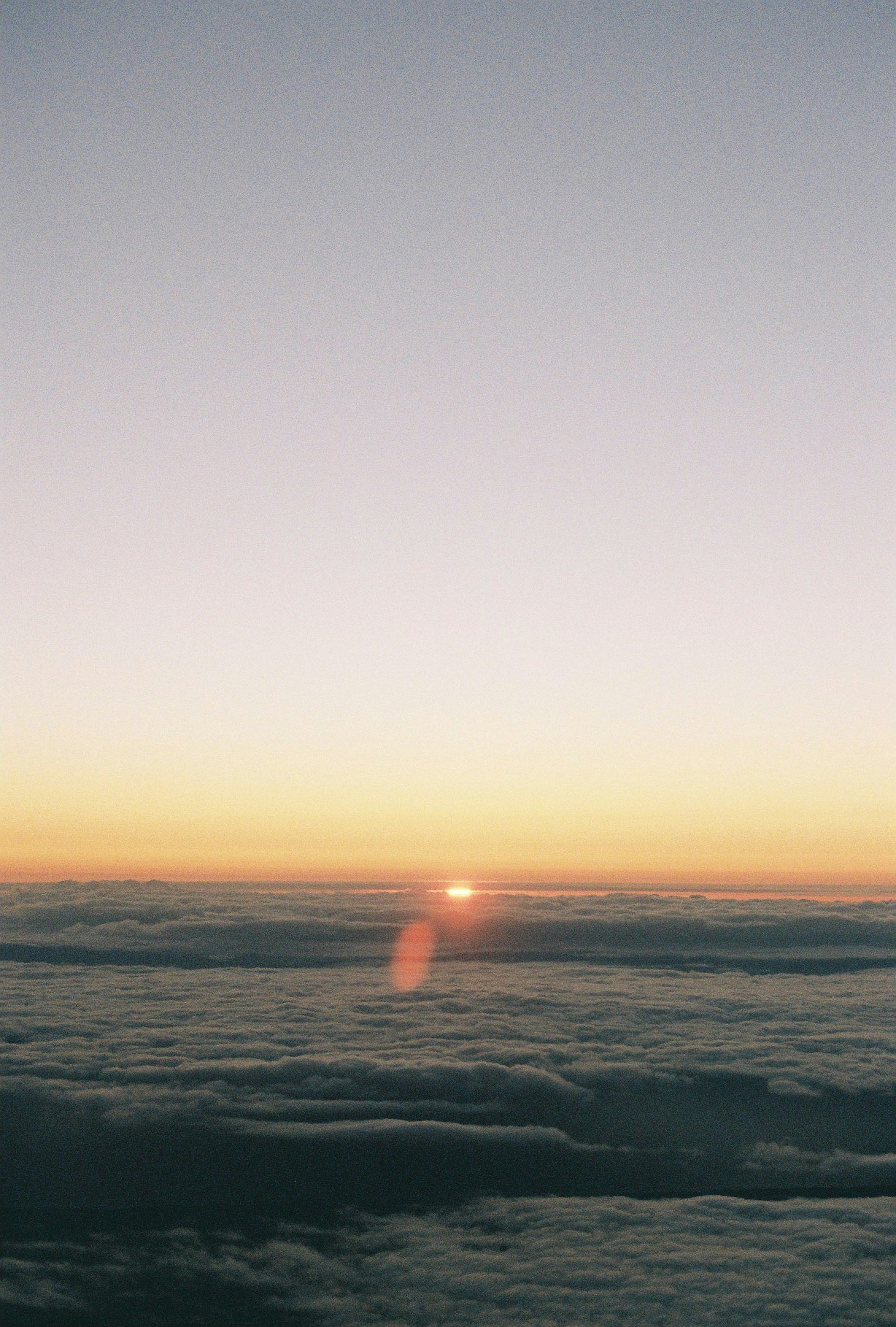 Una hermosa vista del sol saliendo sobre las nubes