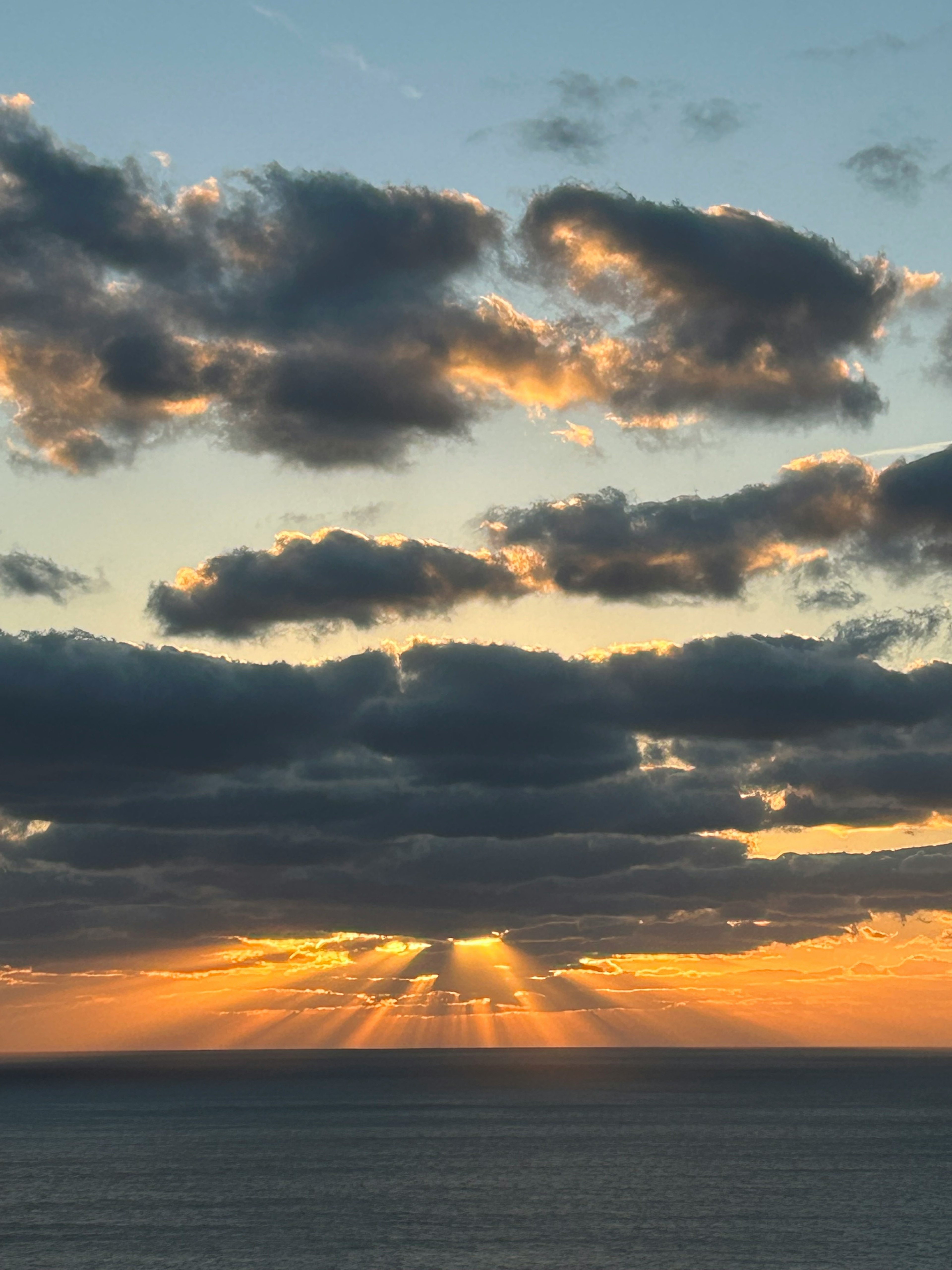 海と夕日を背景にした美しい雲の風景