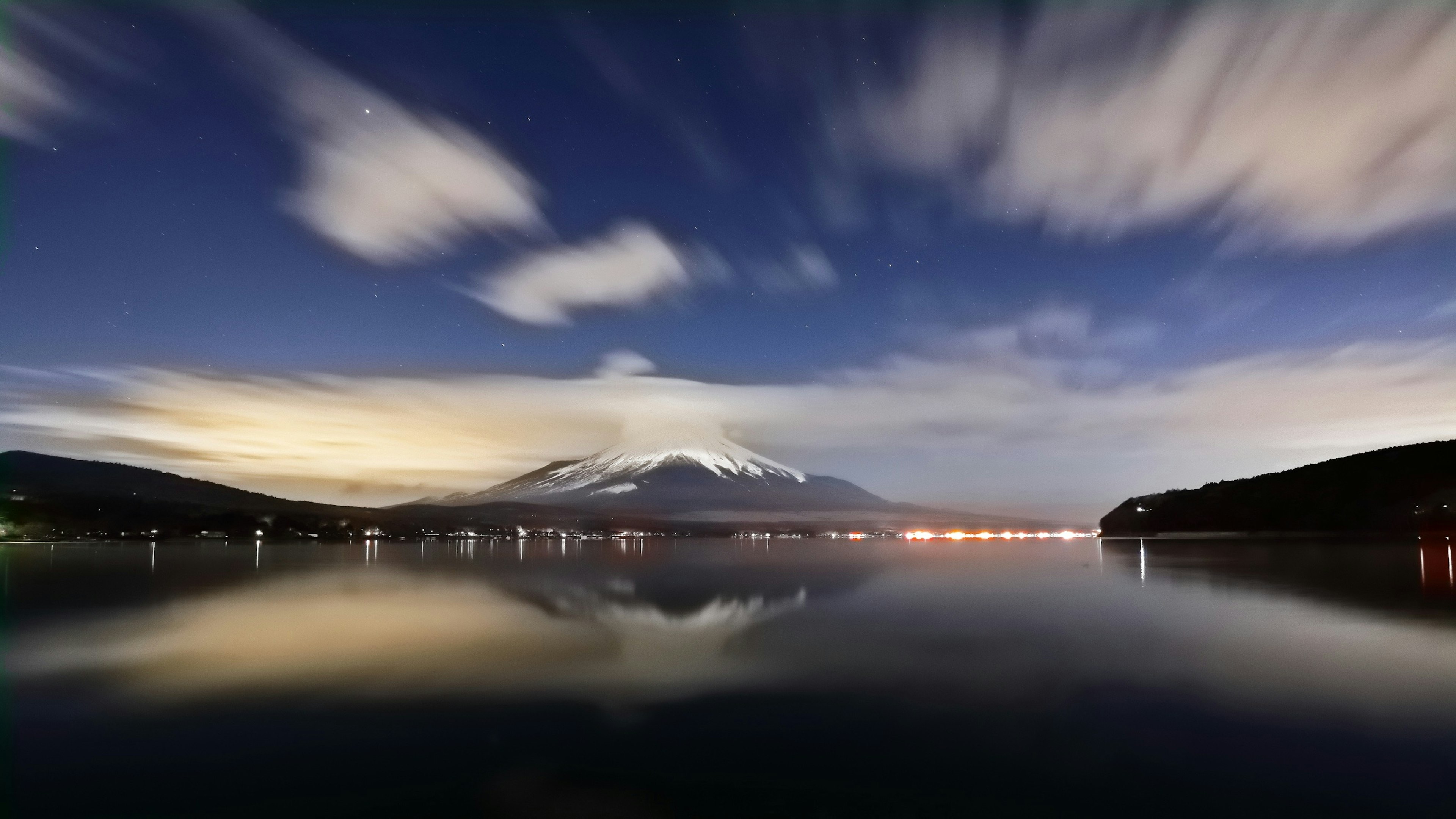 Schöner Fuji-Berg, der sich im ruhigen See unter einem Nachthimmel spiegelt