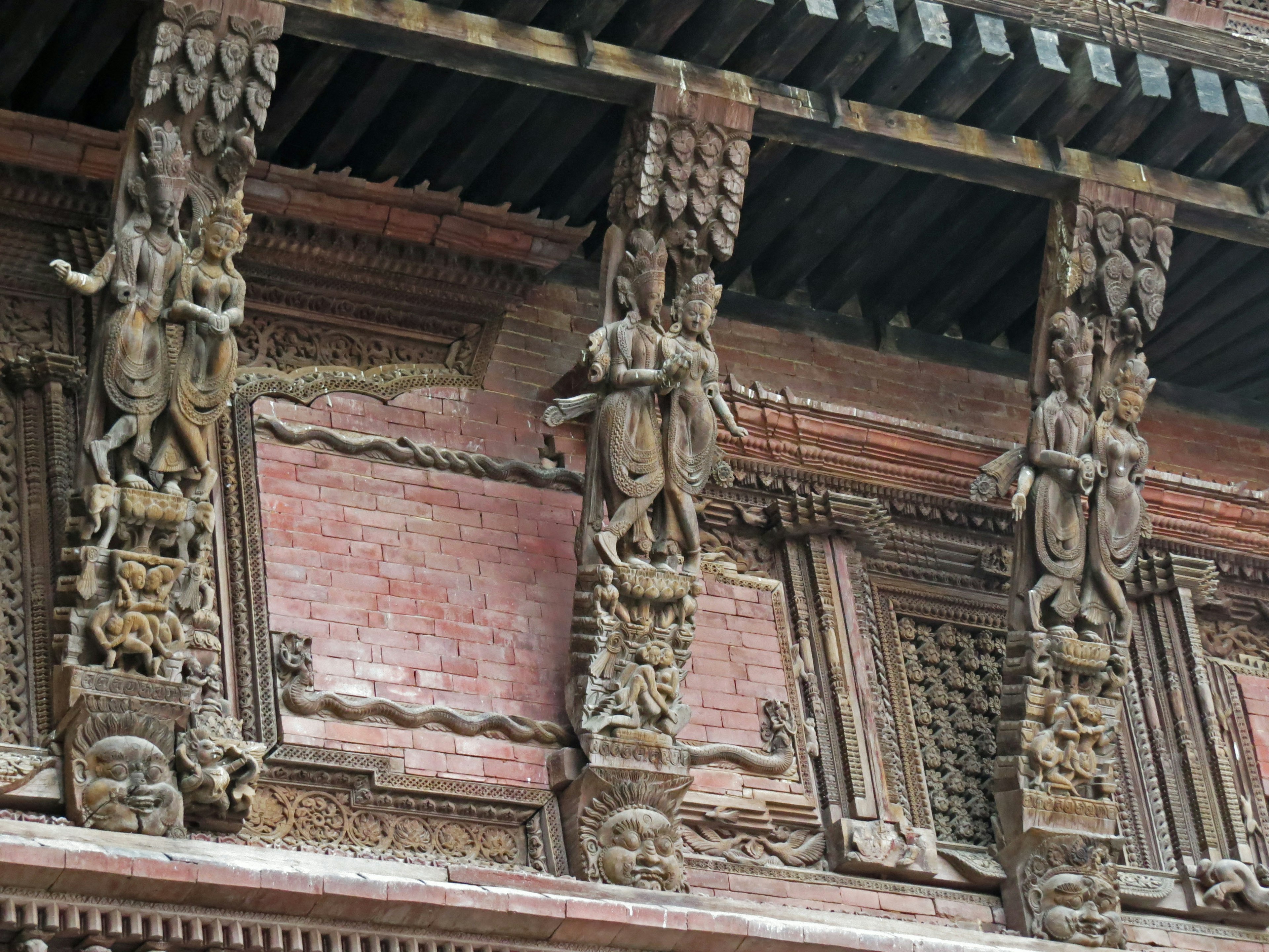 Vista detallada de la arquitectura nepalí tradicional con tallas ornamentadas