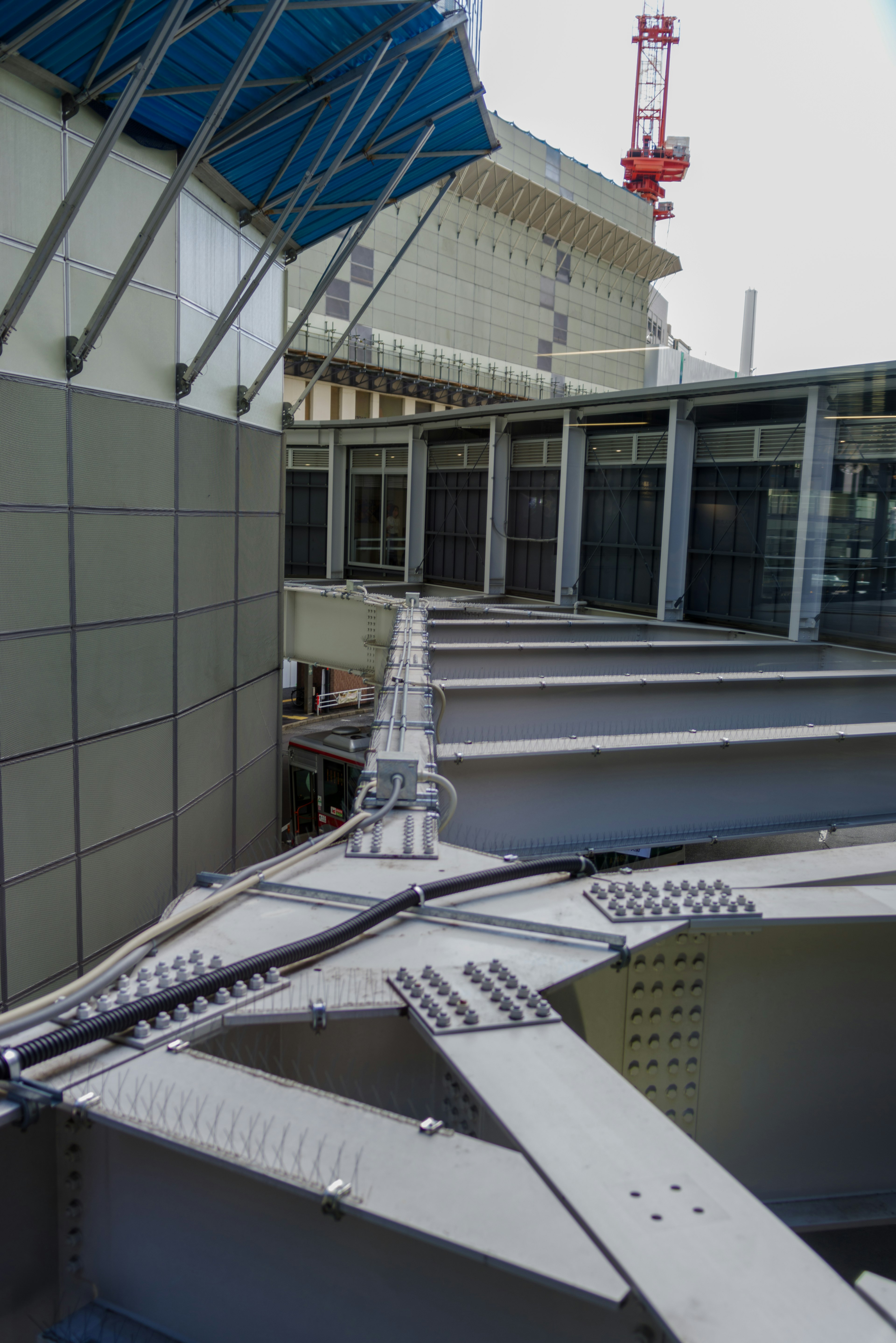 Structure métallique et panneaux de verre d'un toit de bâtiment