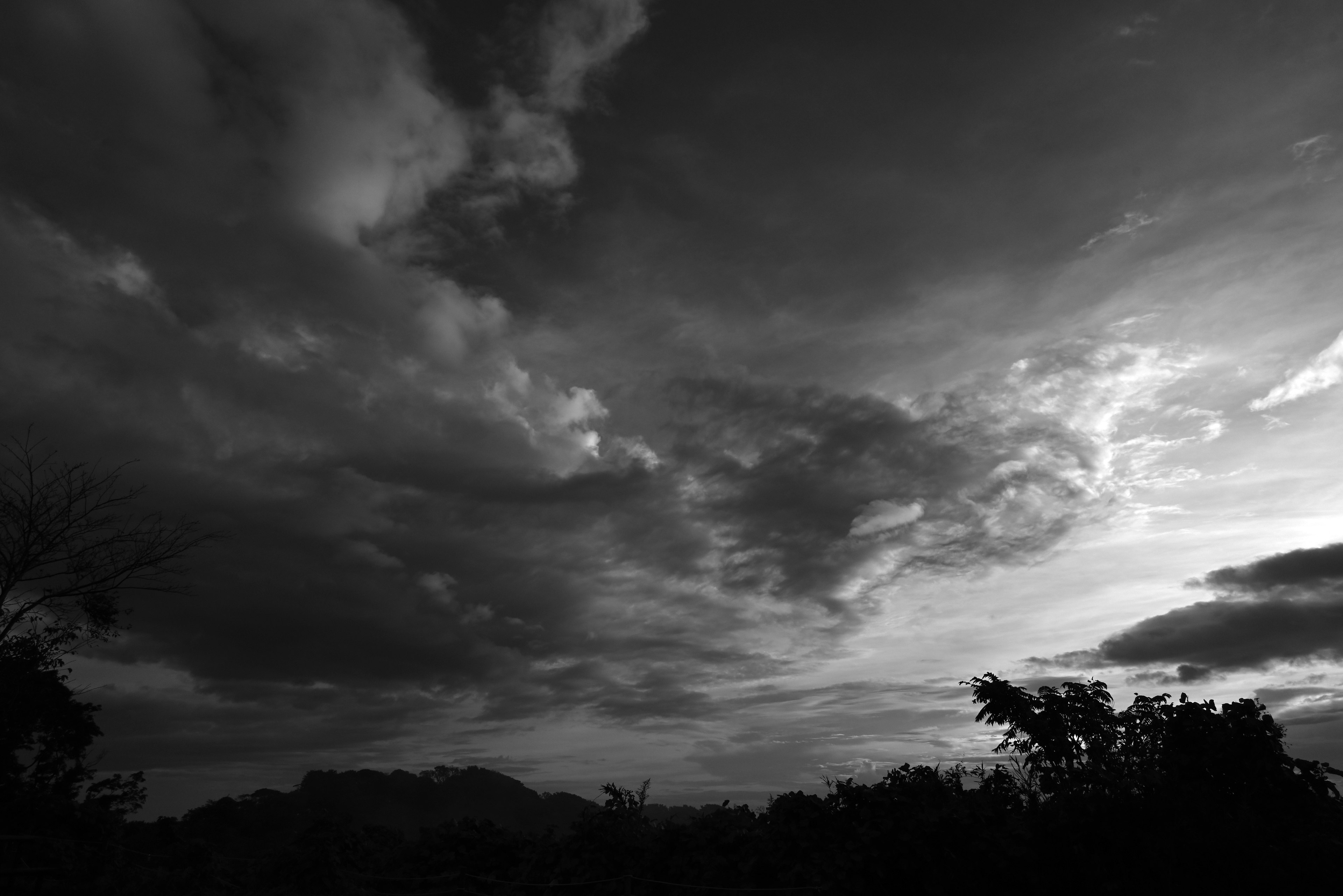 Cielo dramático en blanco y negro con nubes contrastantes