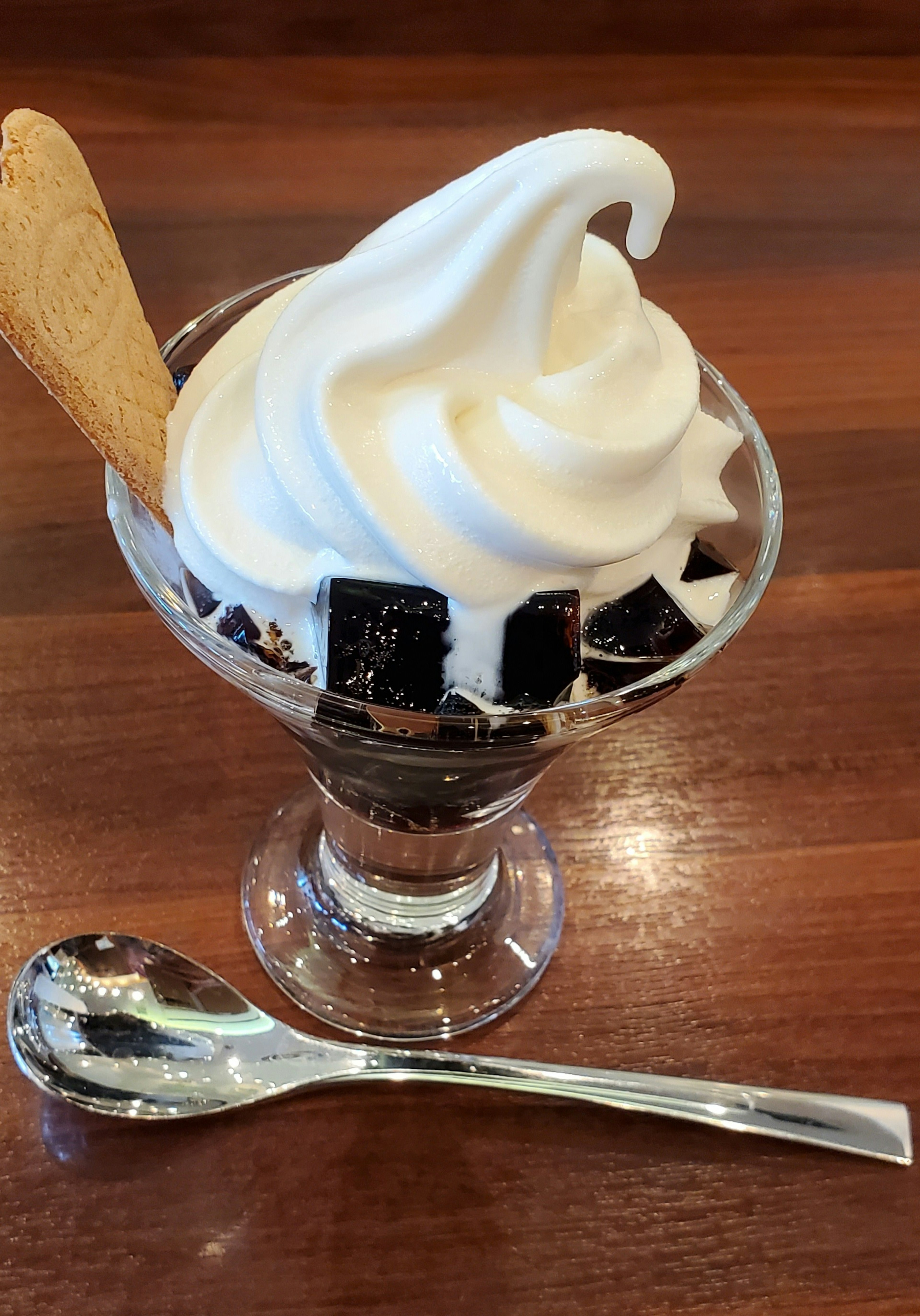 Parfait de postre con crema y gelatina en un vaso