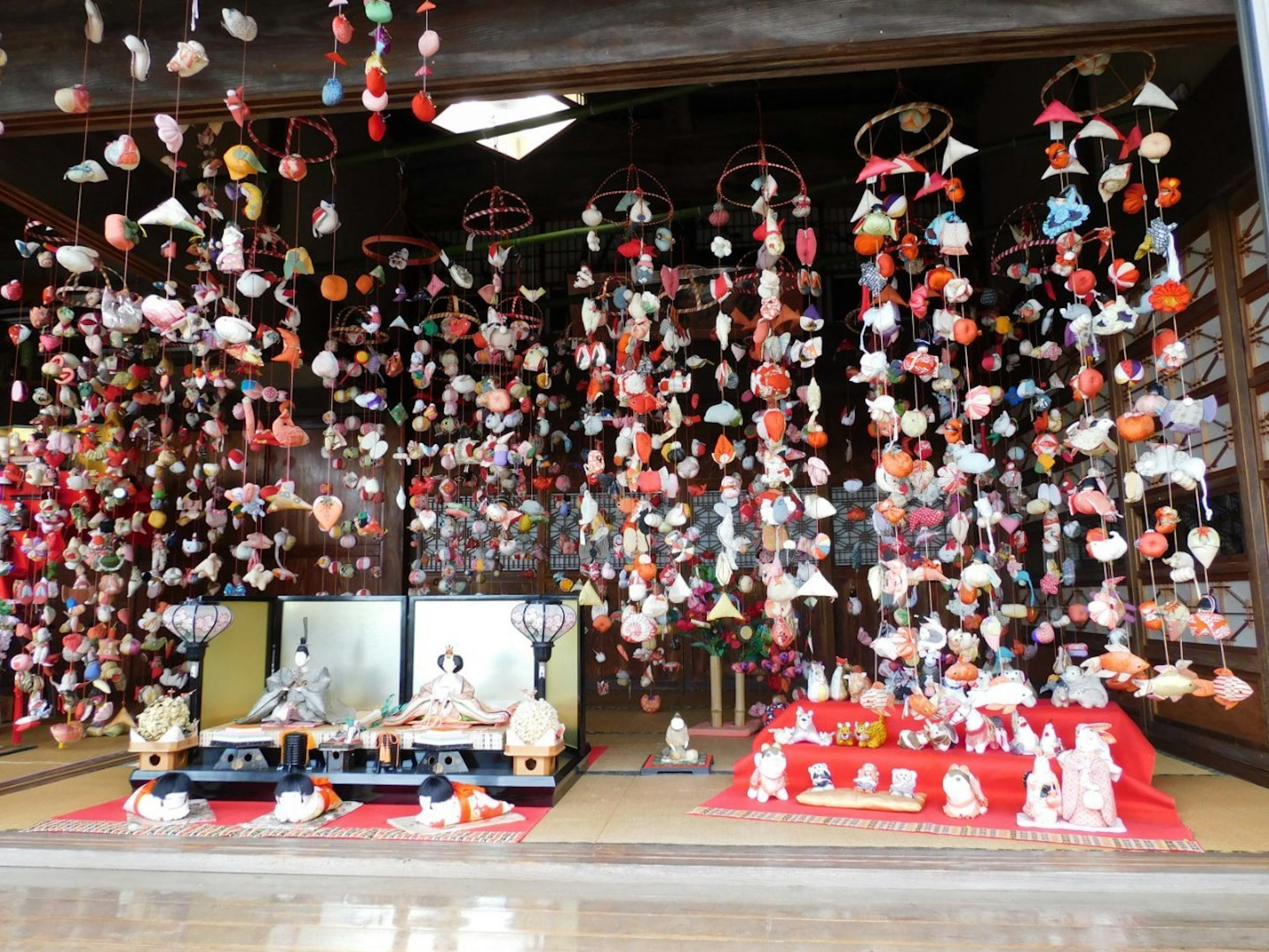 Interior japonés tradicional con decoraciones colgantes coloridas