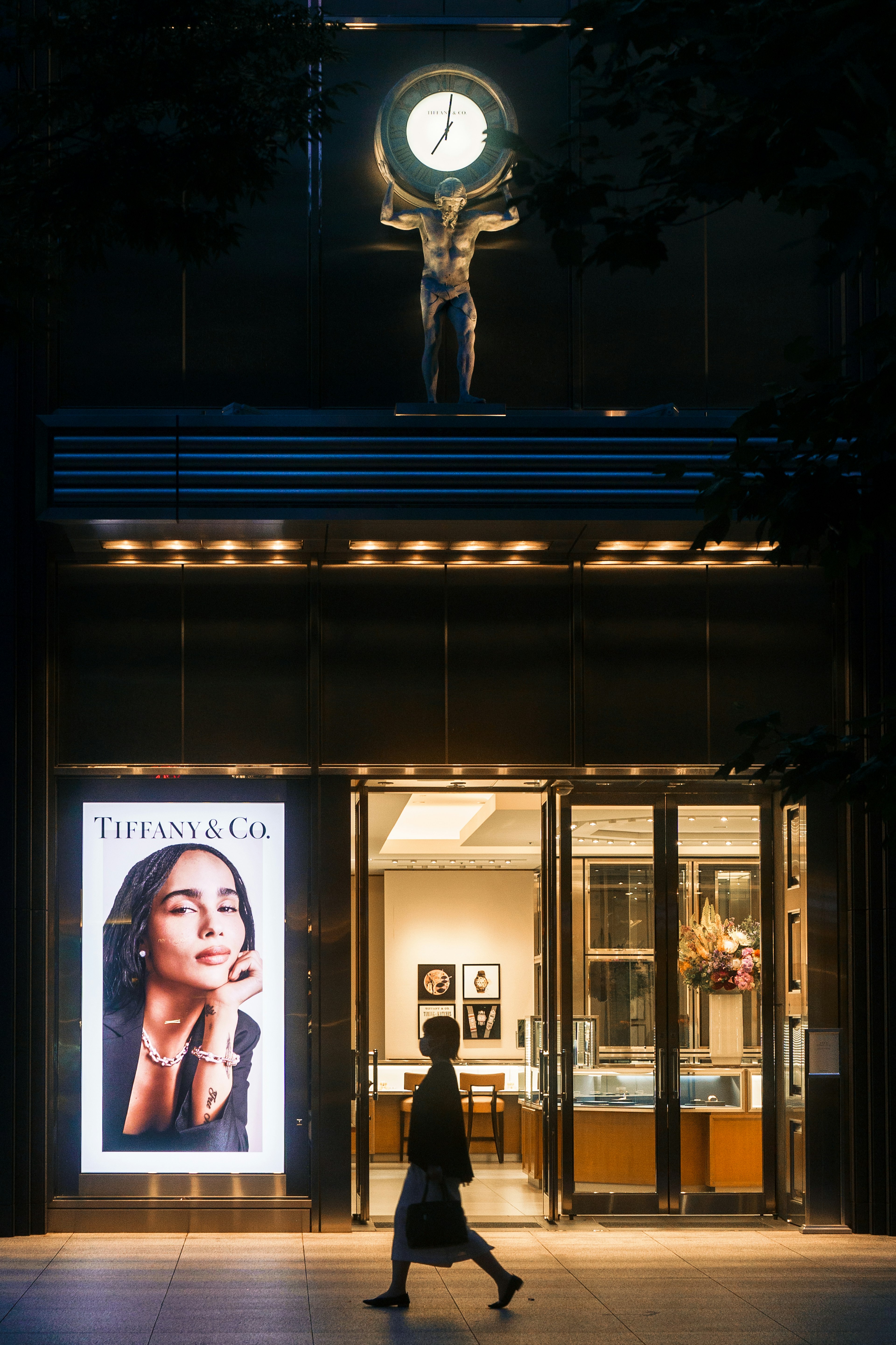 Extérieur du magasin Tiffany avec horloge et ambiance nocturne