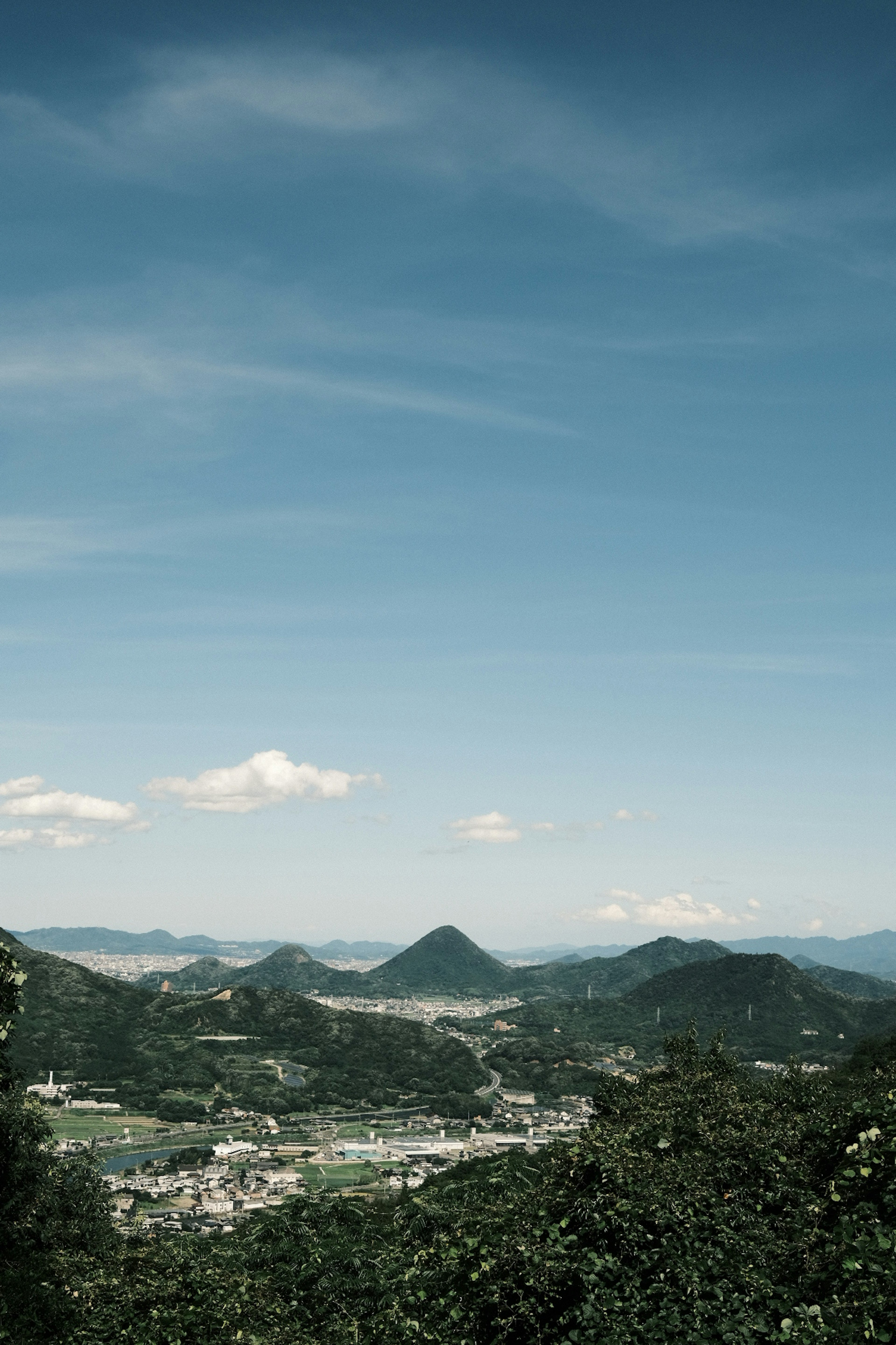 青空と山々の風景が広がる美しい景色