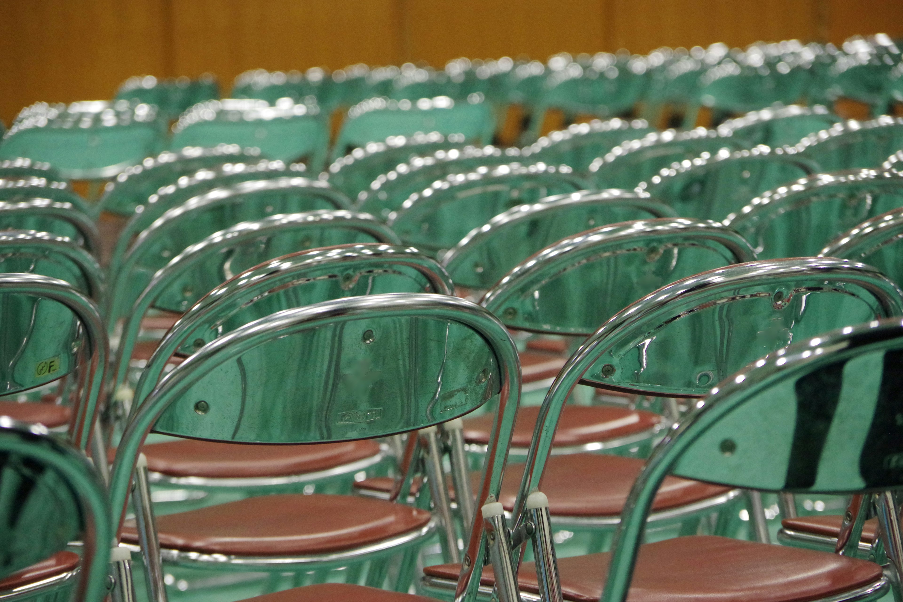 Una scena di sedie in plastica trasparente disposte in fila