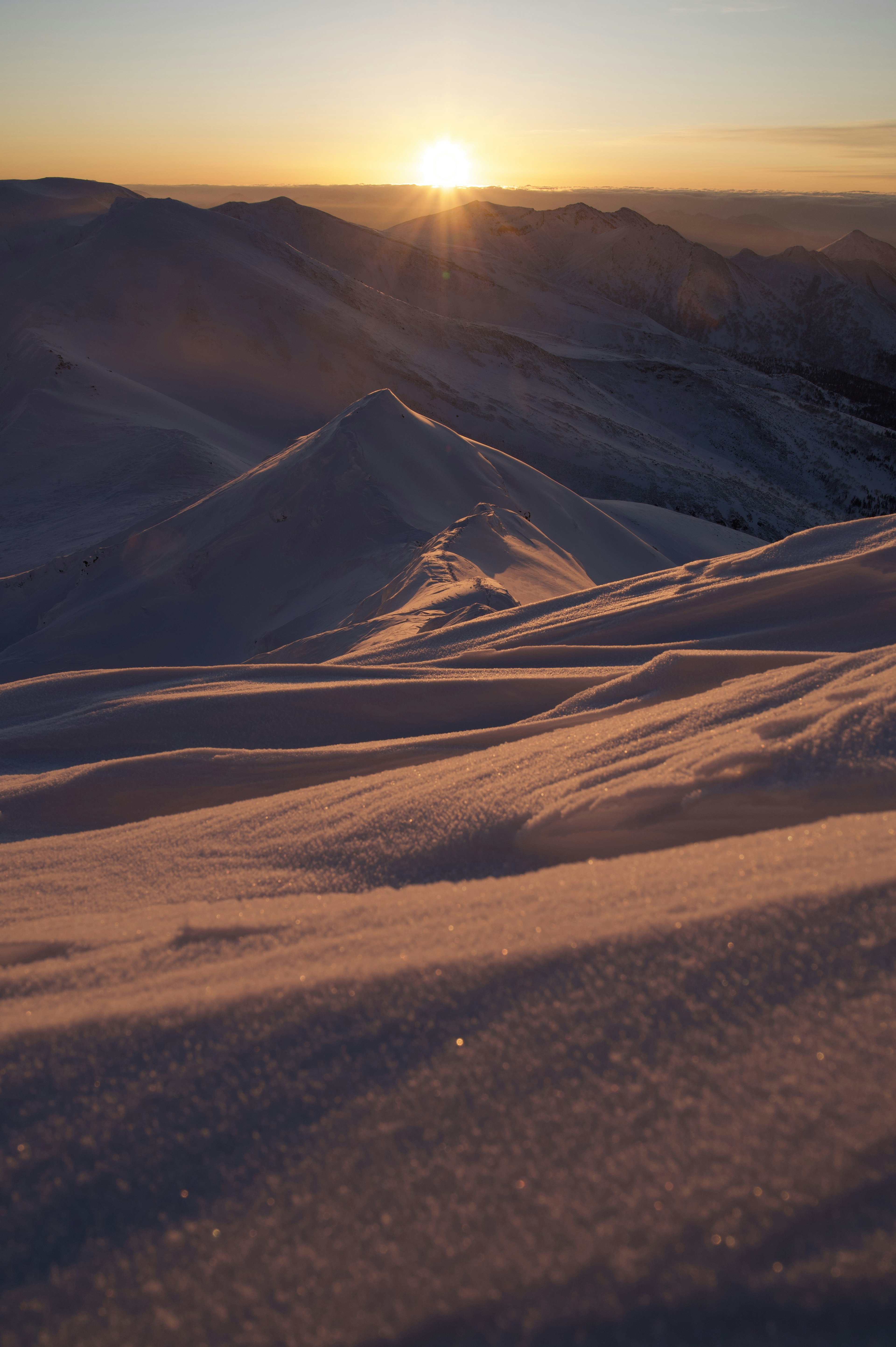 Montañas nevadas con el amanecer