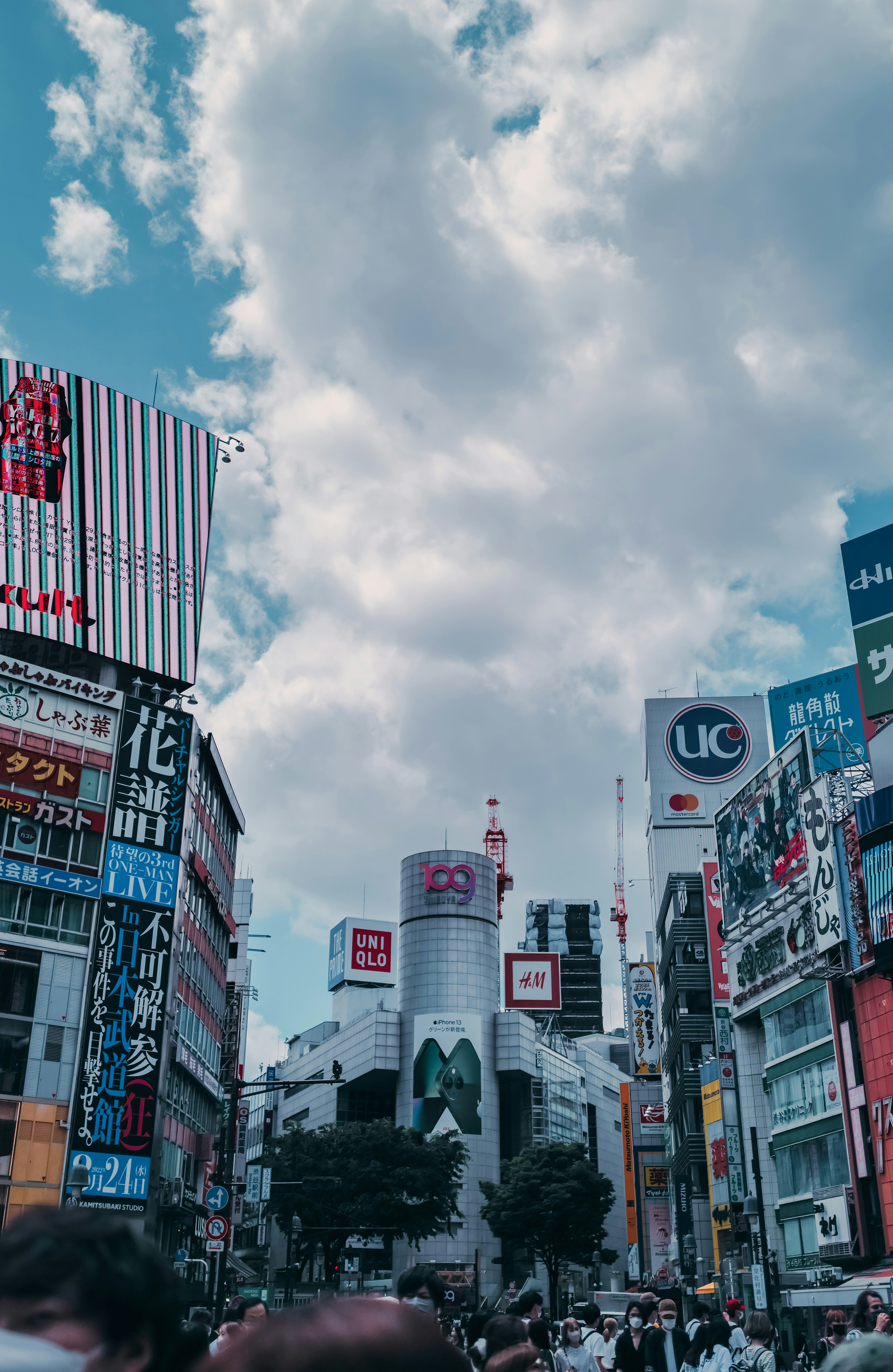 渋谷の街並みと青空に浮かぶ雲の風景