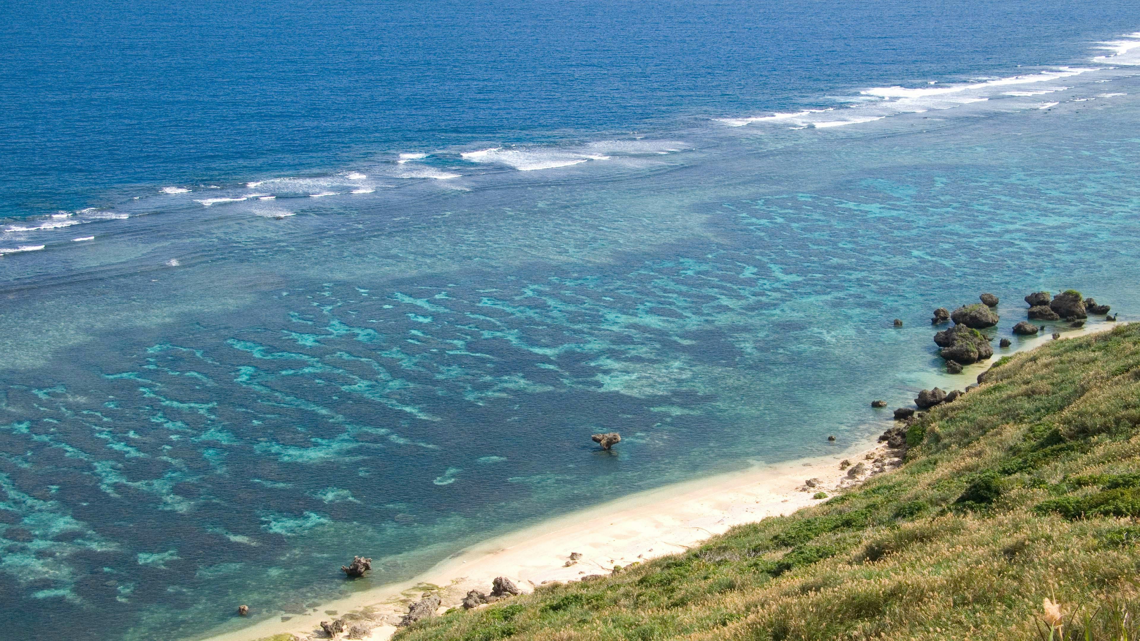 Paysage de plage magnifique avec mer bleue et eau claire