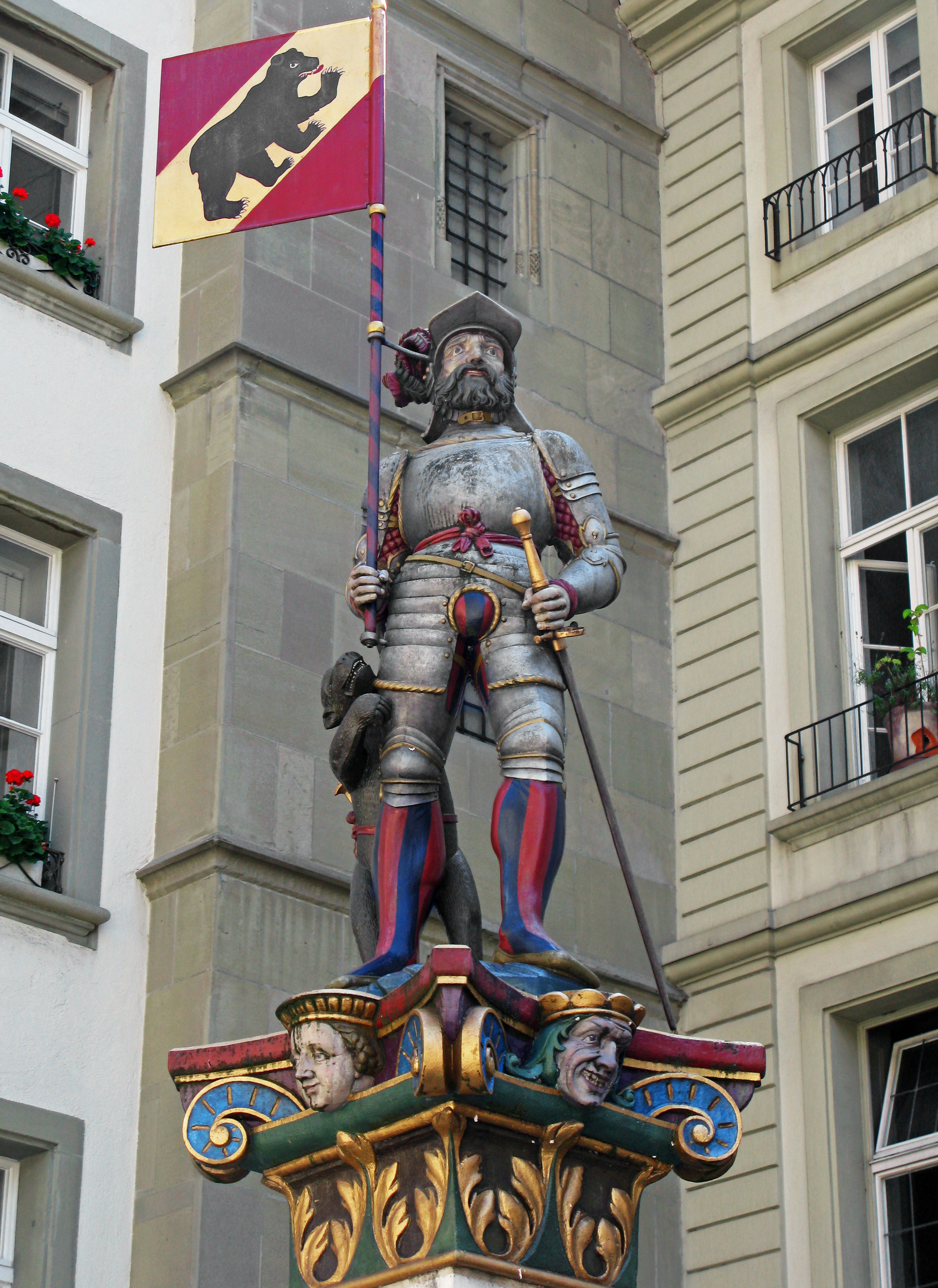 Statue d'un chevalier tenant un drapeau dans une sculpture historique suisse