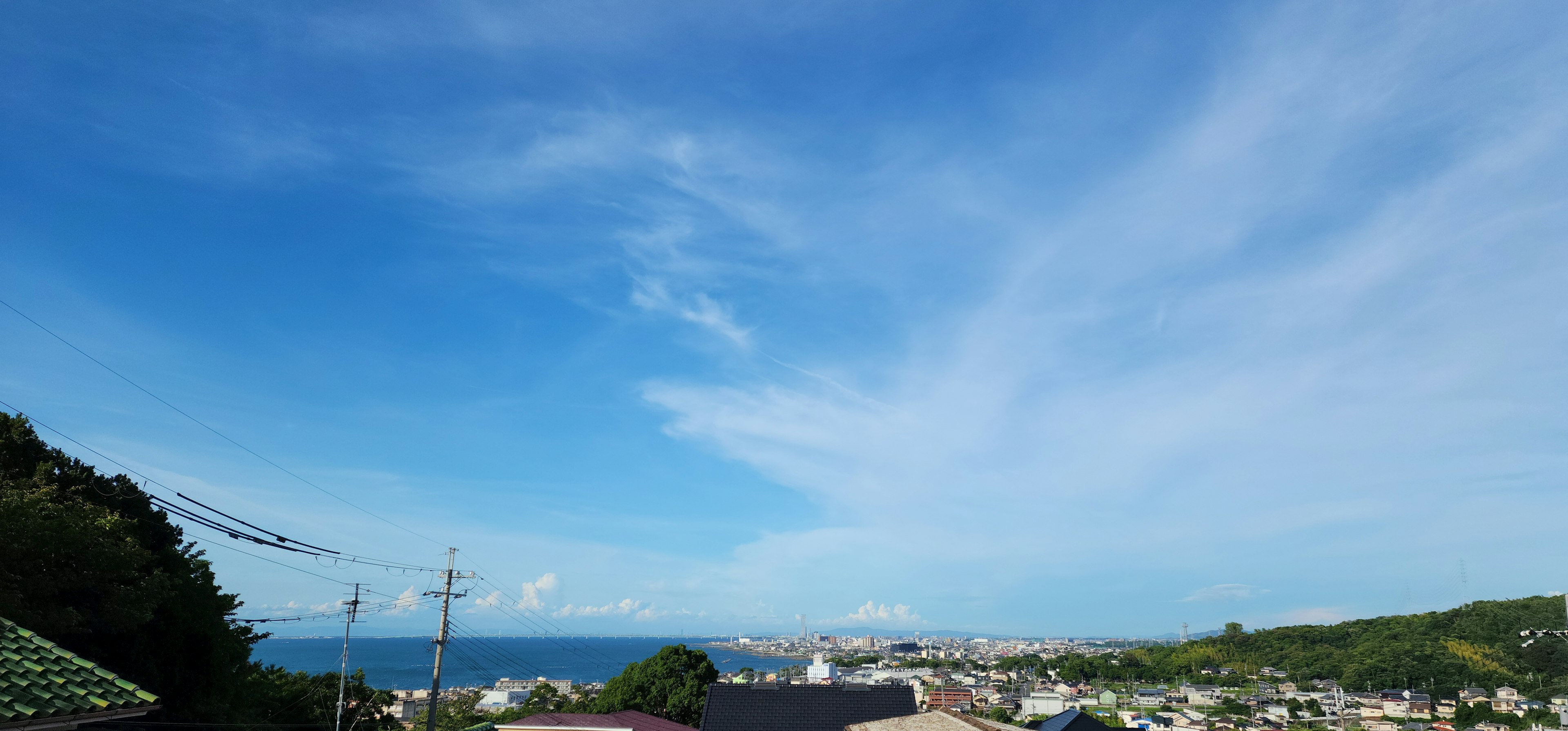 美麗的風景，藍天與海岸線上的城鎮