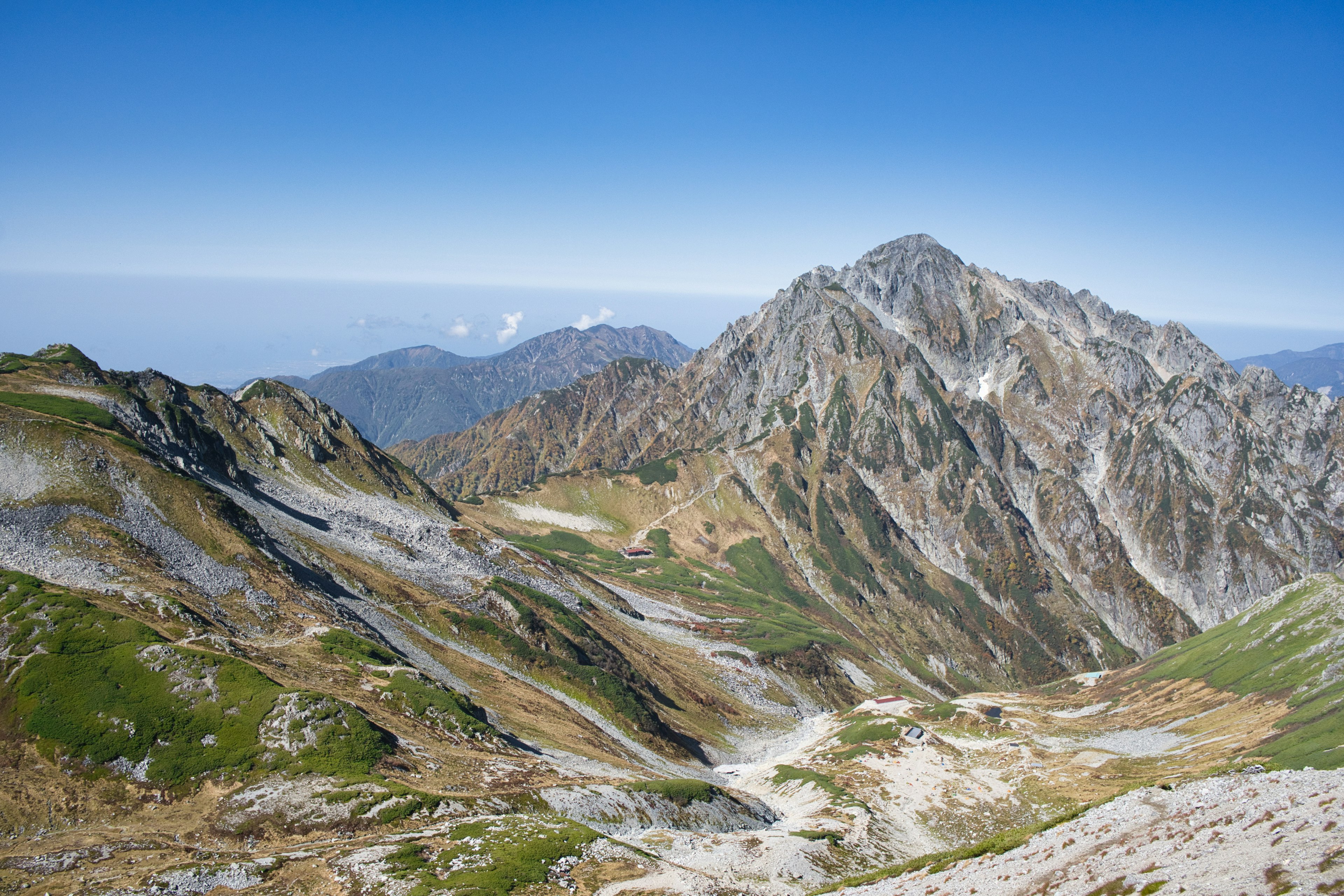 Paesaggio bellissimo con prati verdi e montagne rocciose