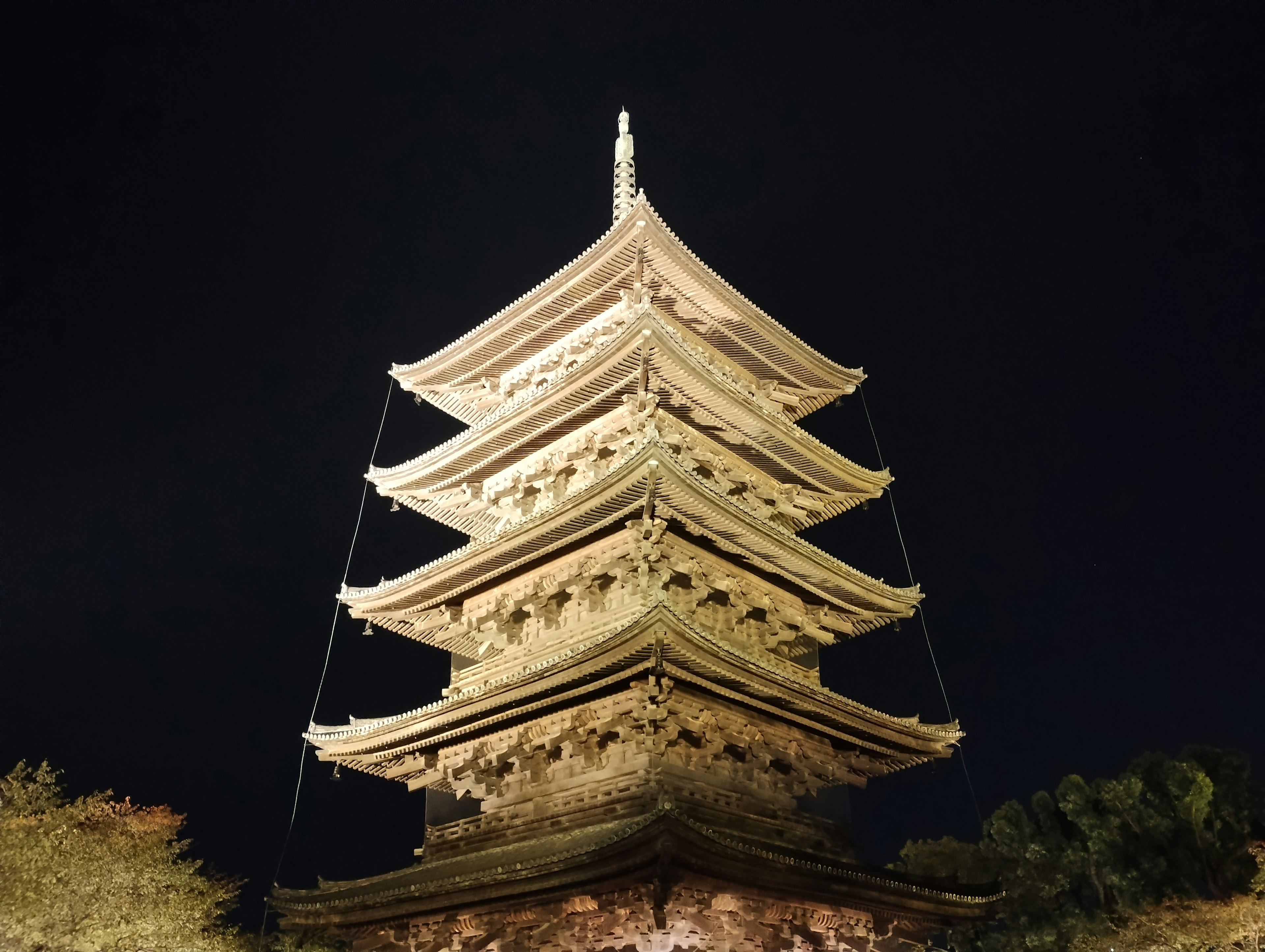 Dettaglio di una pagoda illuminata di notte