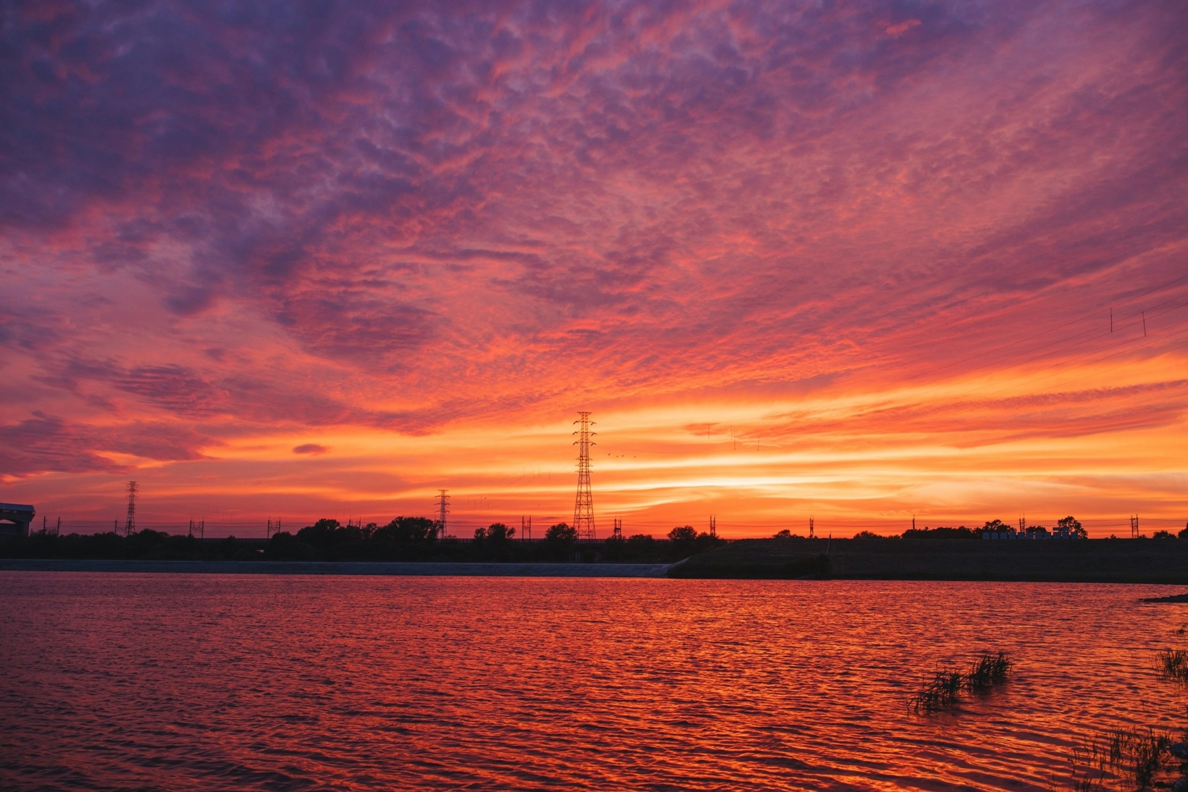 Un bellissimo tramonto che si riflette sulla superficie dell'acqua