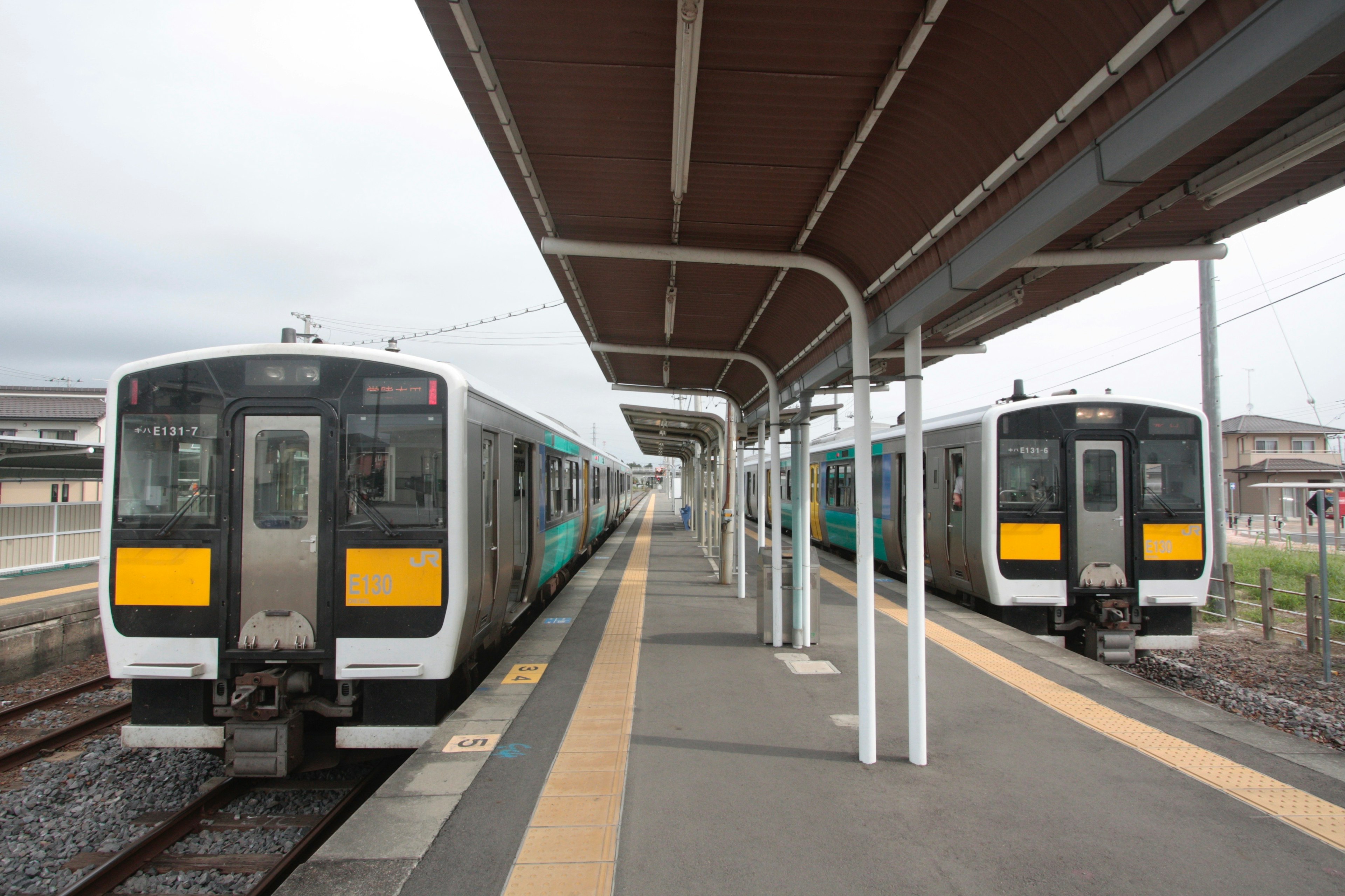 Dua kereta di stasiun dengan struktur yang terlihat