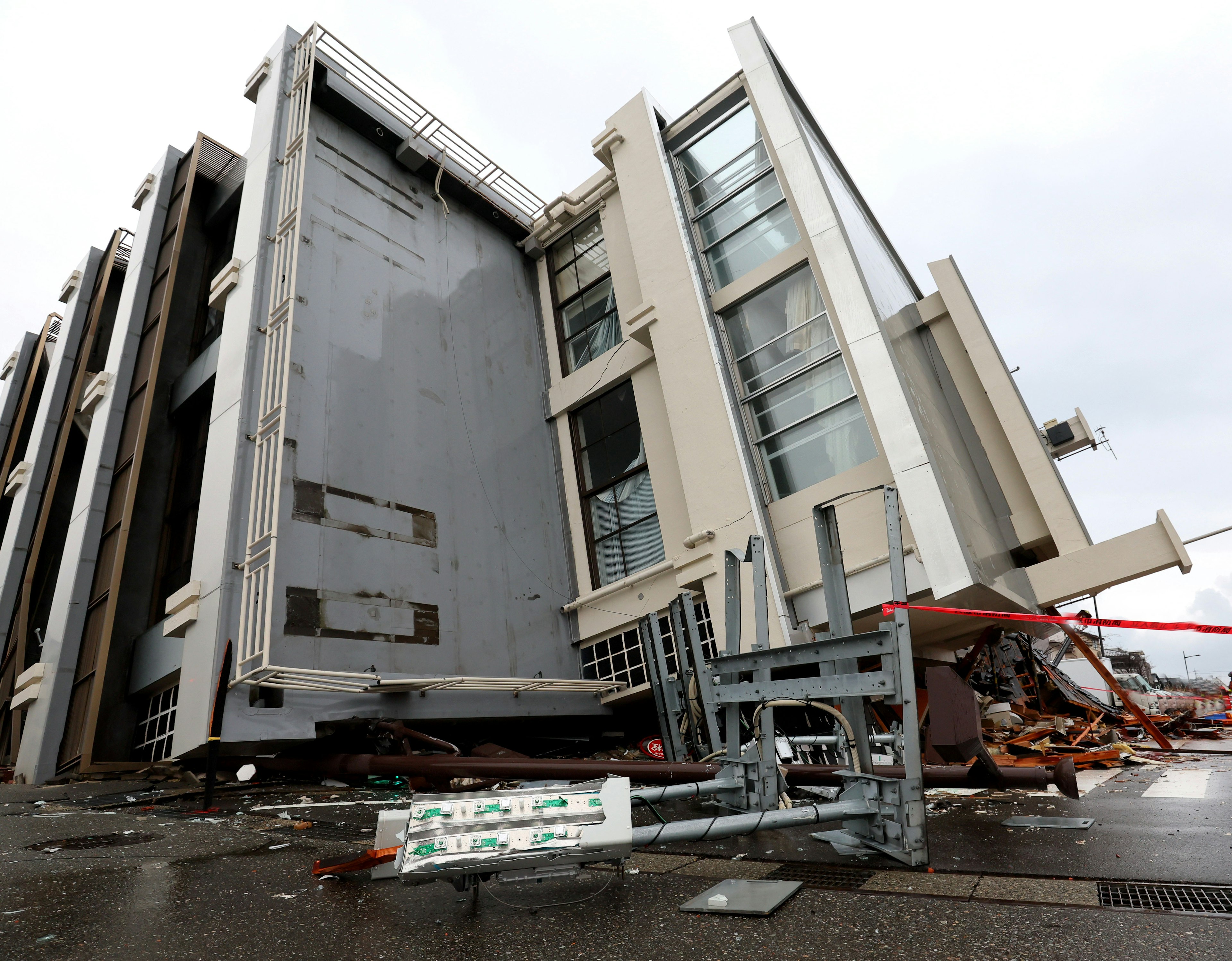 Edificio colapsado con escombros esparcidos