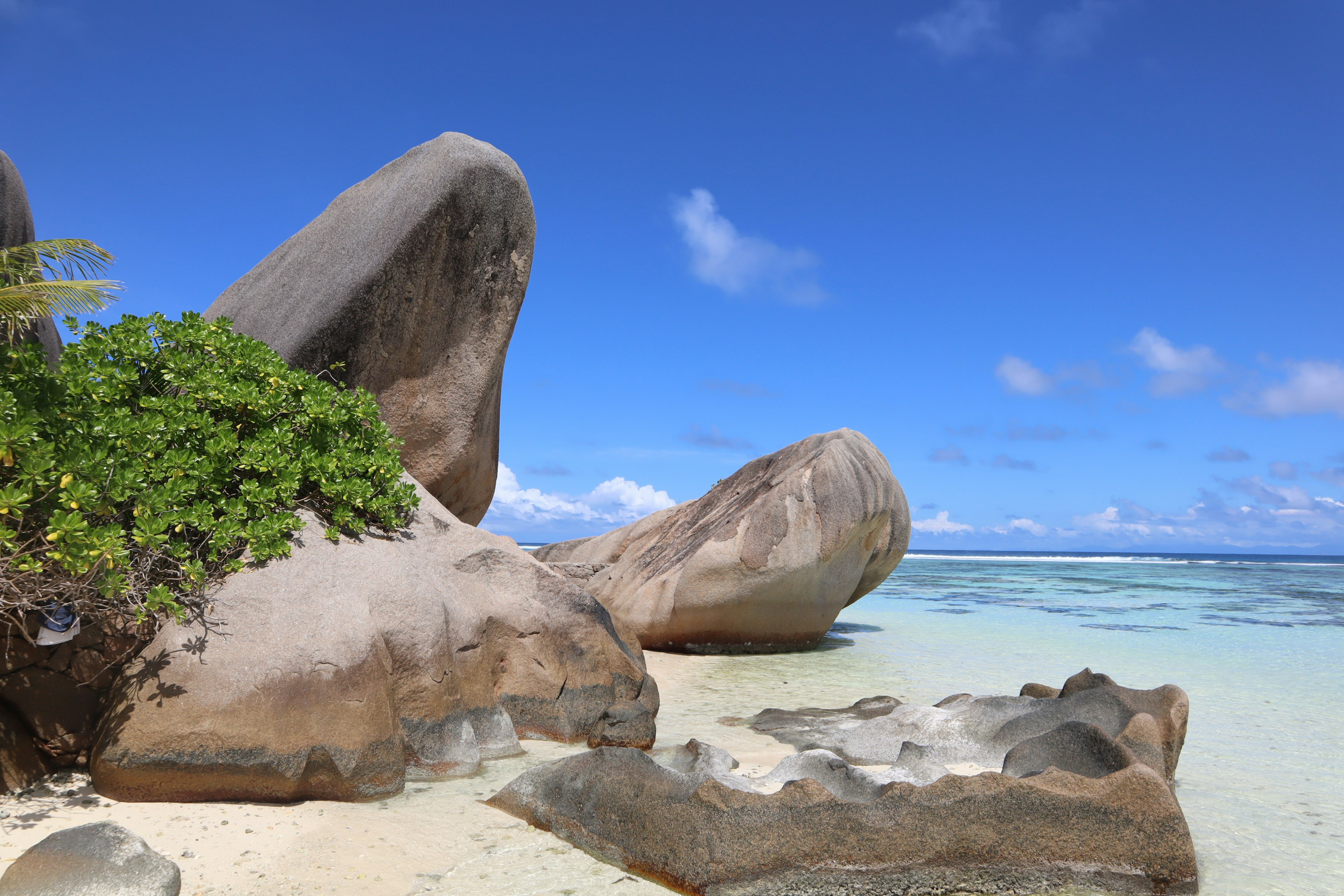 Batu besar di pantai yang indah dengan langit biru yang cerah