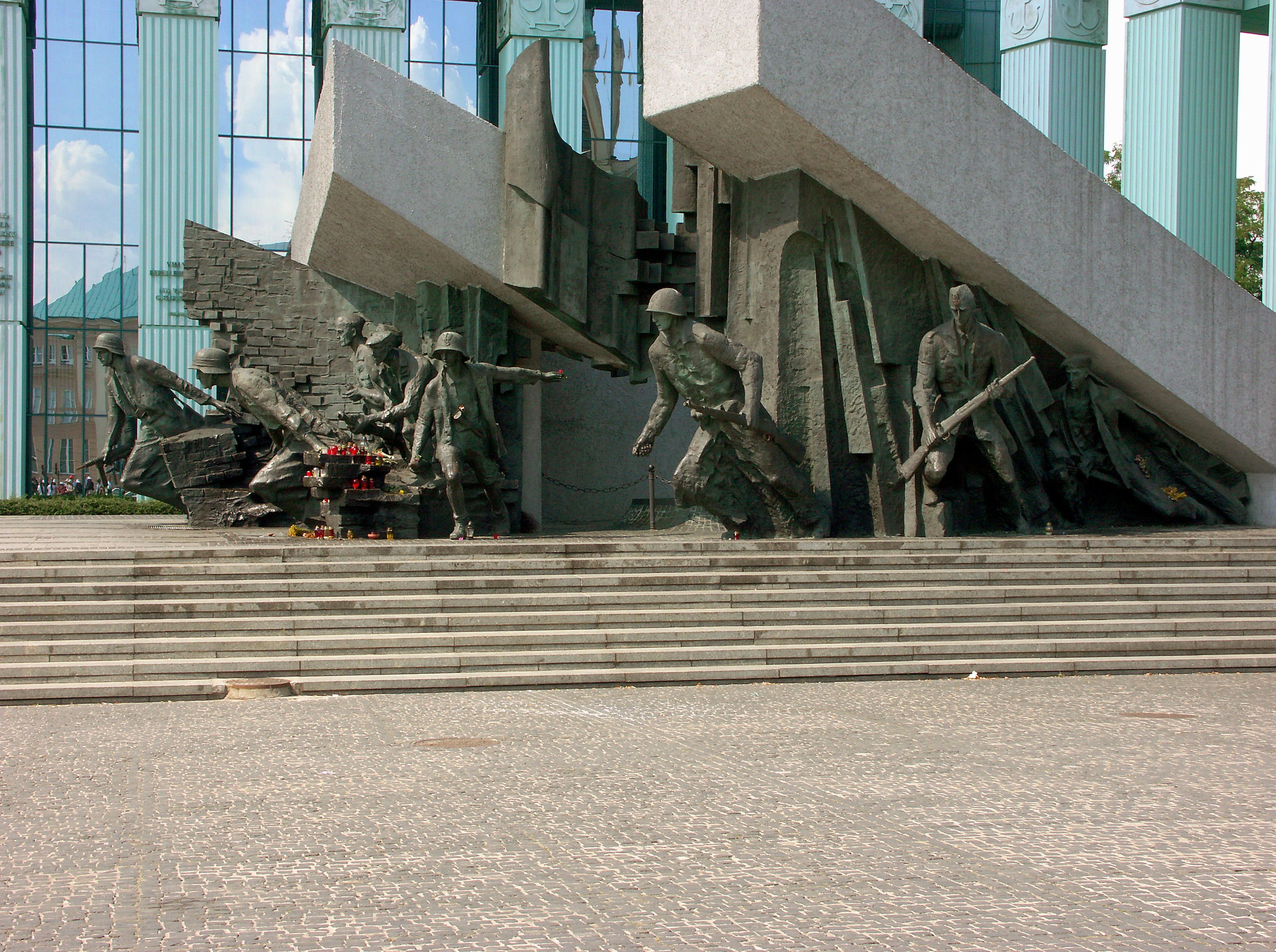 Sculptures de soldats au bas des escaliers d'un bâtiment moderne