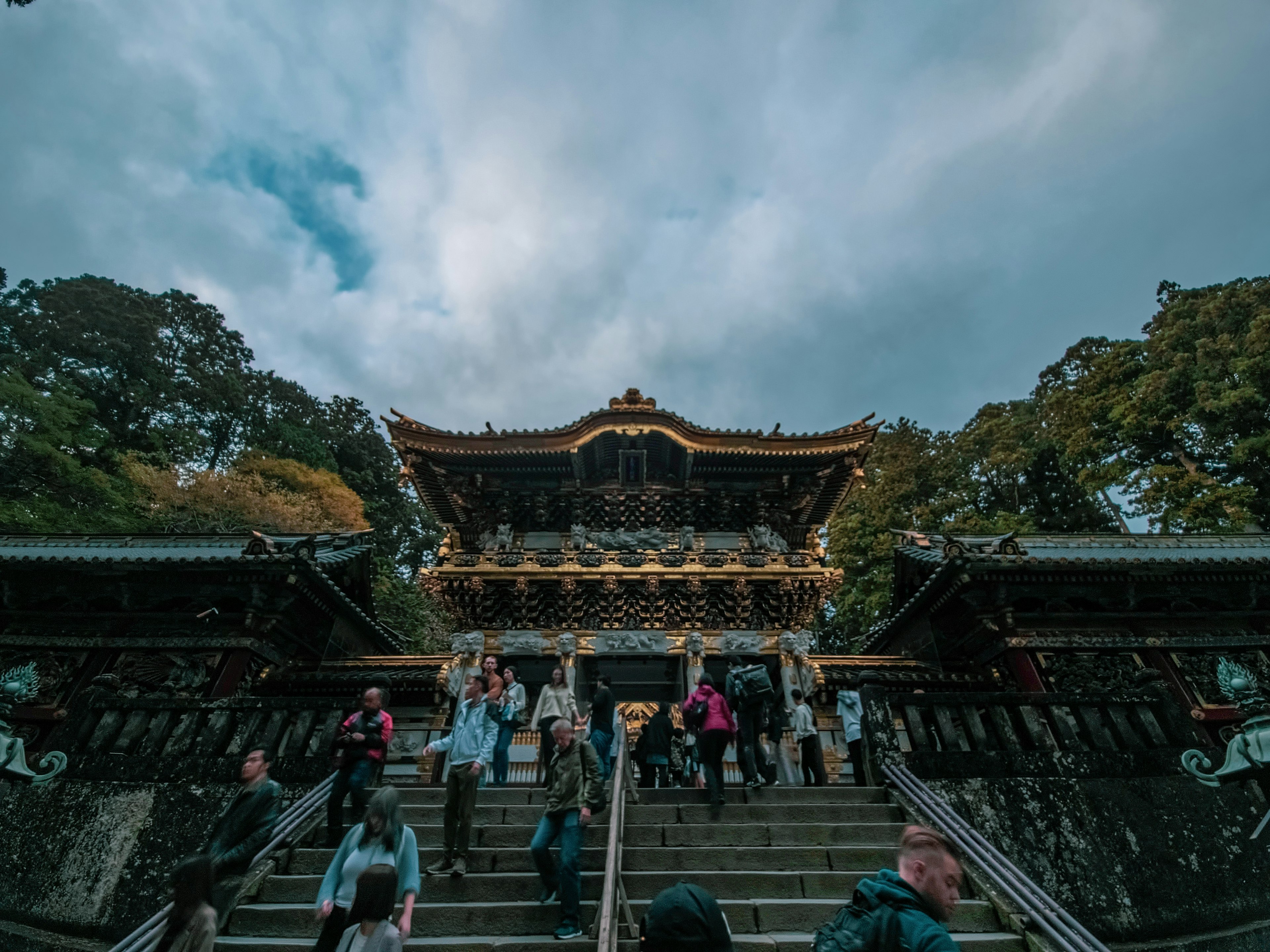 美しい神社の階段と訪れる人々の風景