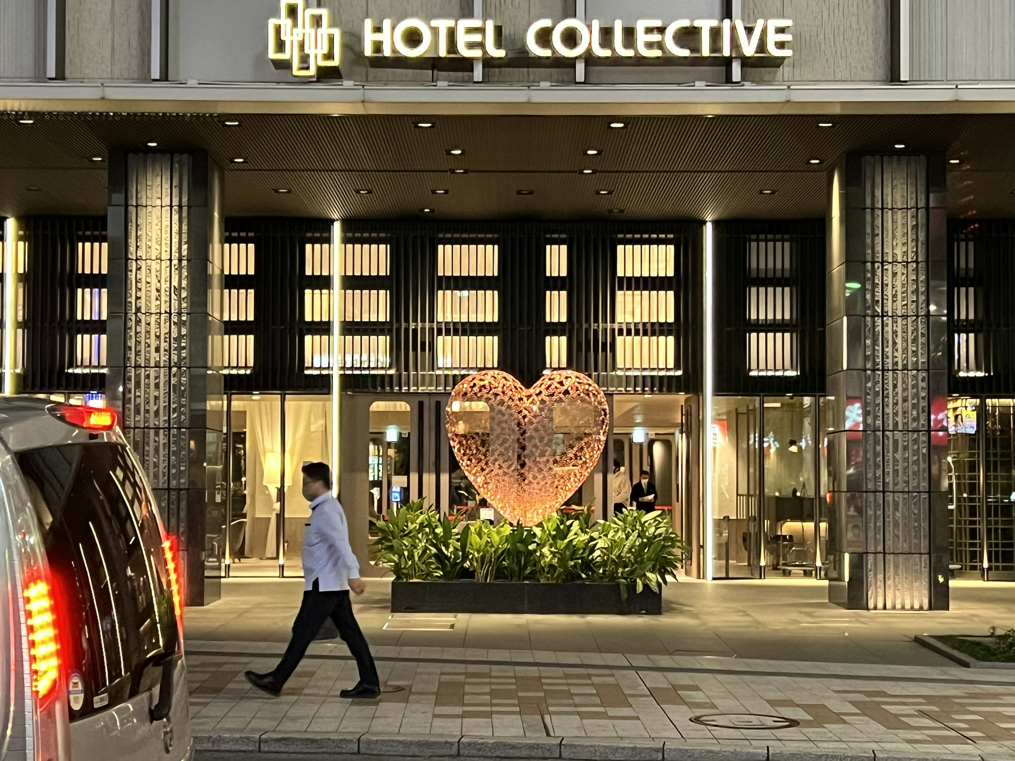 ทางเข้า Hotel Collective ที่มีการตกแต่งรูปหัวใจขนาดใหญ่และมีคนเดินอยู่