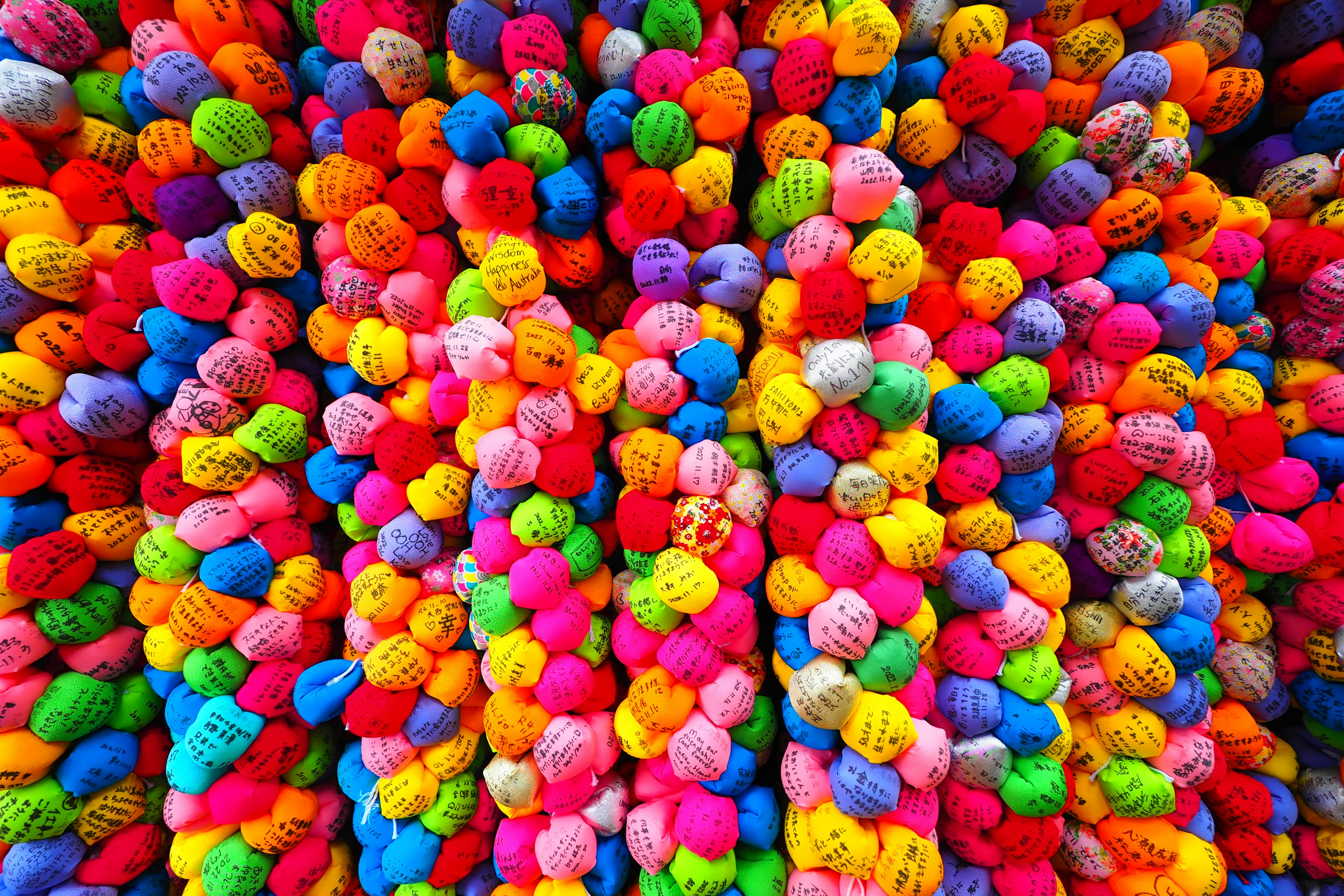 Pompones coloridos dispuestos en un patrón vibrante