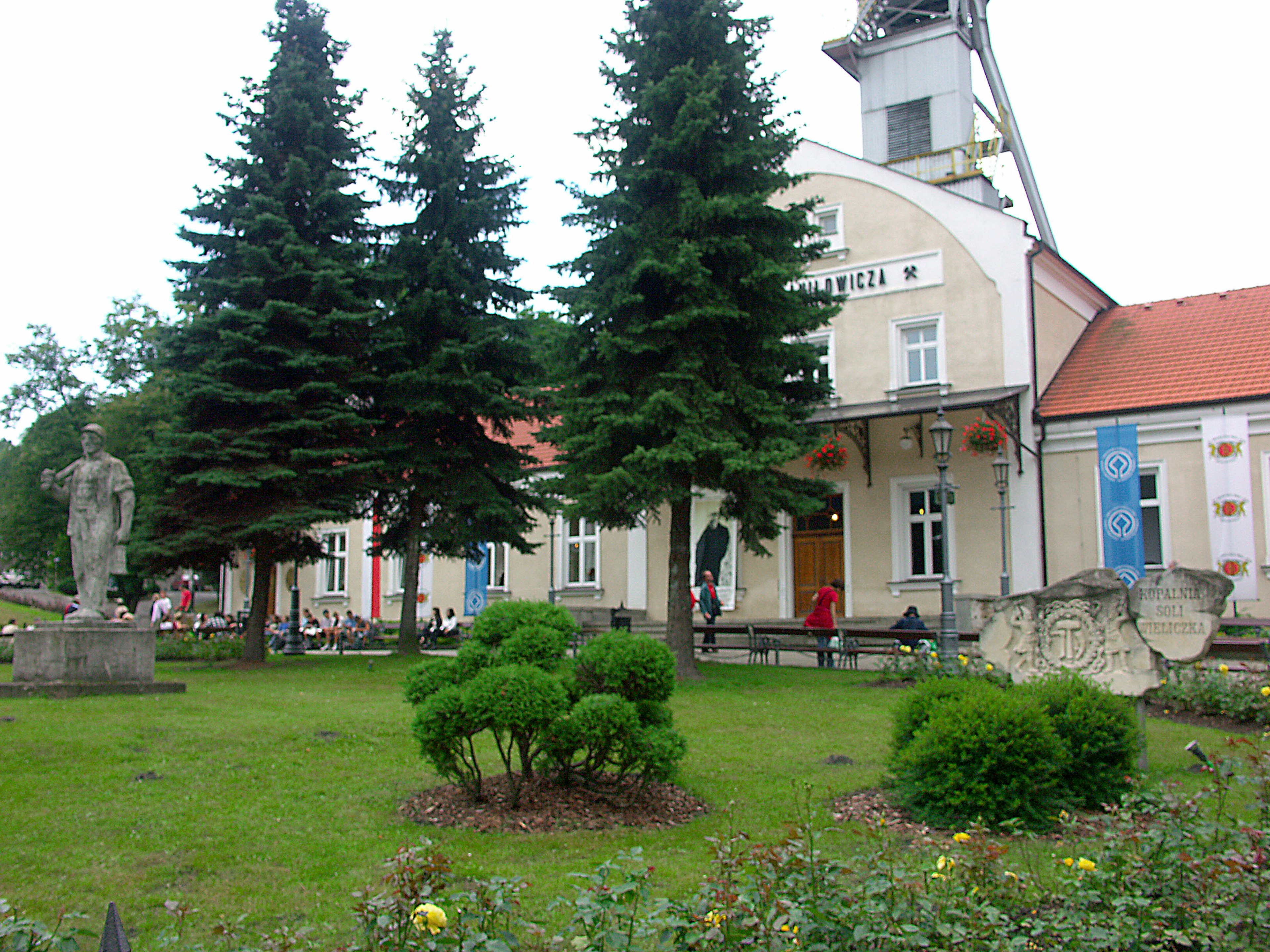 Historisches Gebäude in einem grünen Park mit Kiefern