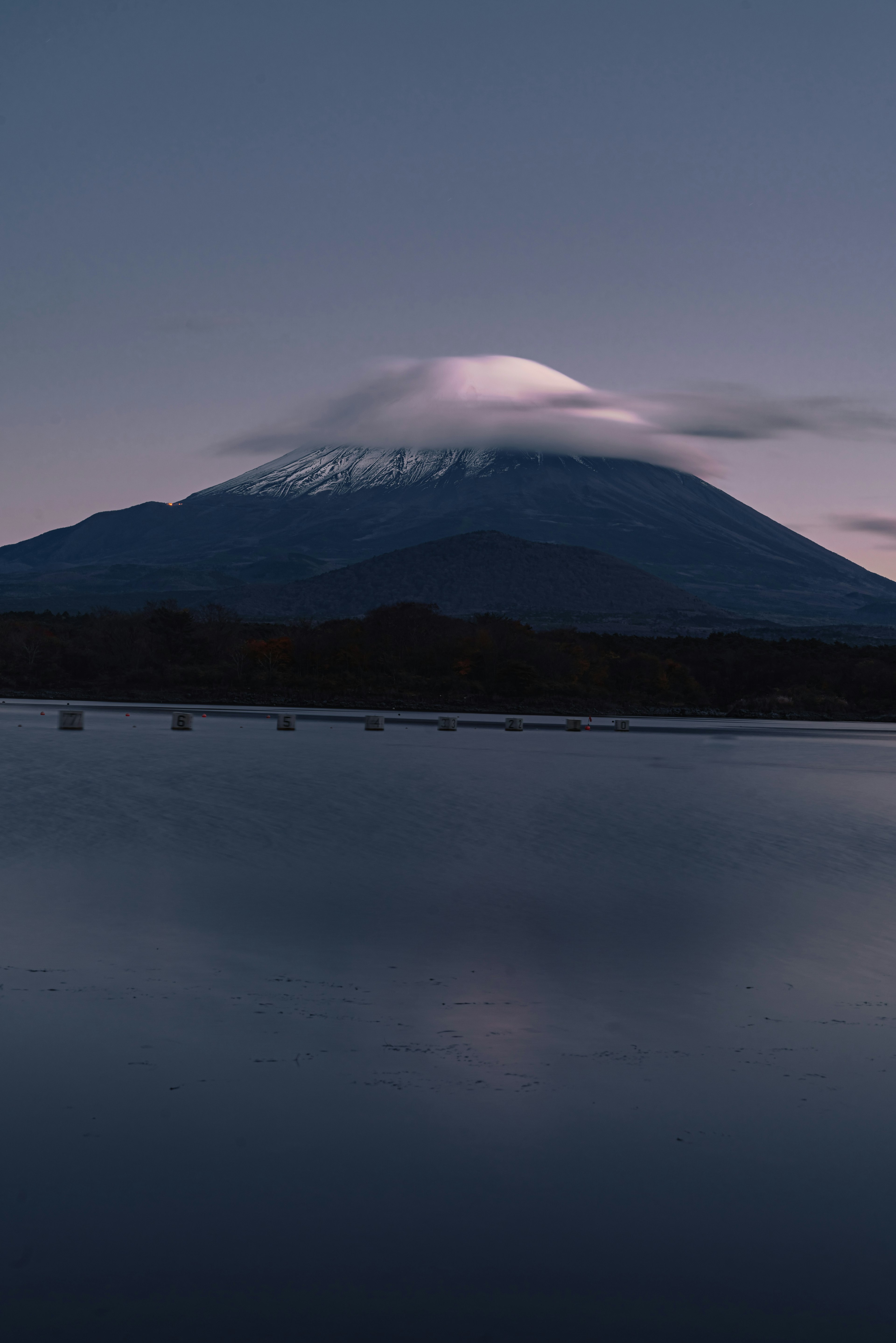 夜の富士山と静かな湖の風景