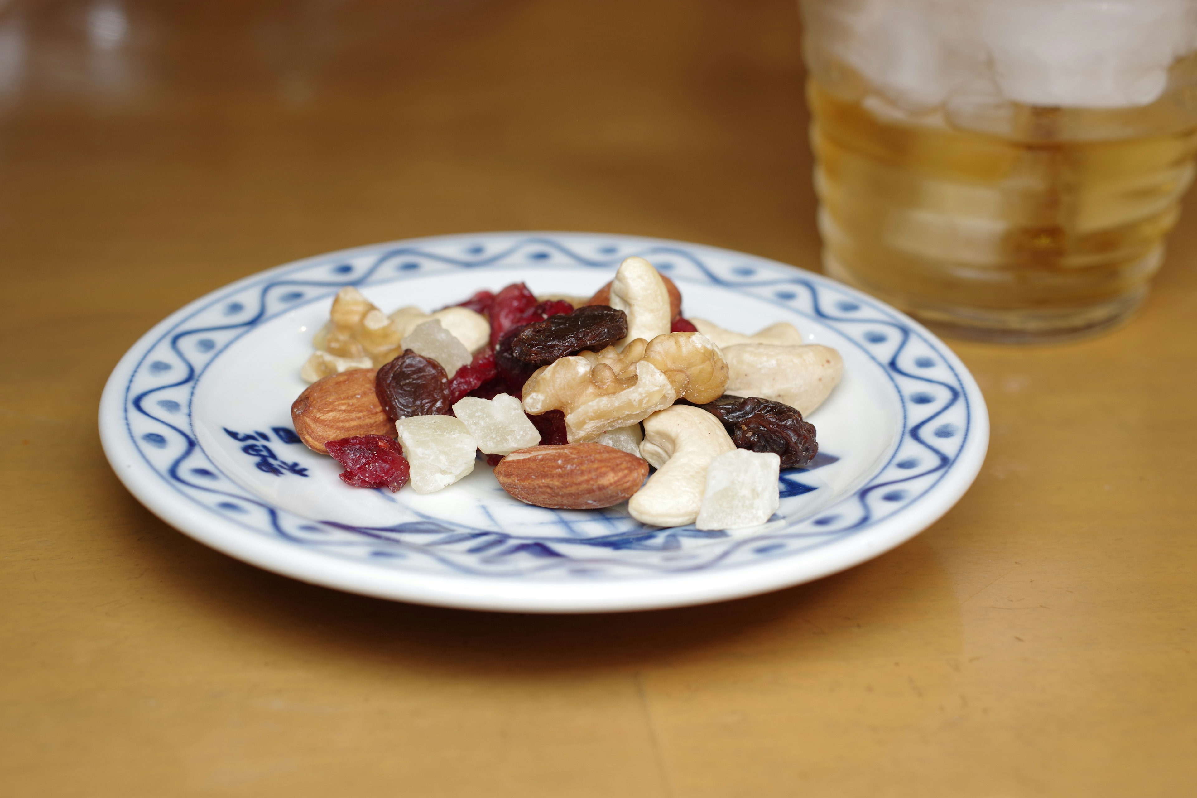 Une assiette de noix et de fruits secs mélangés