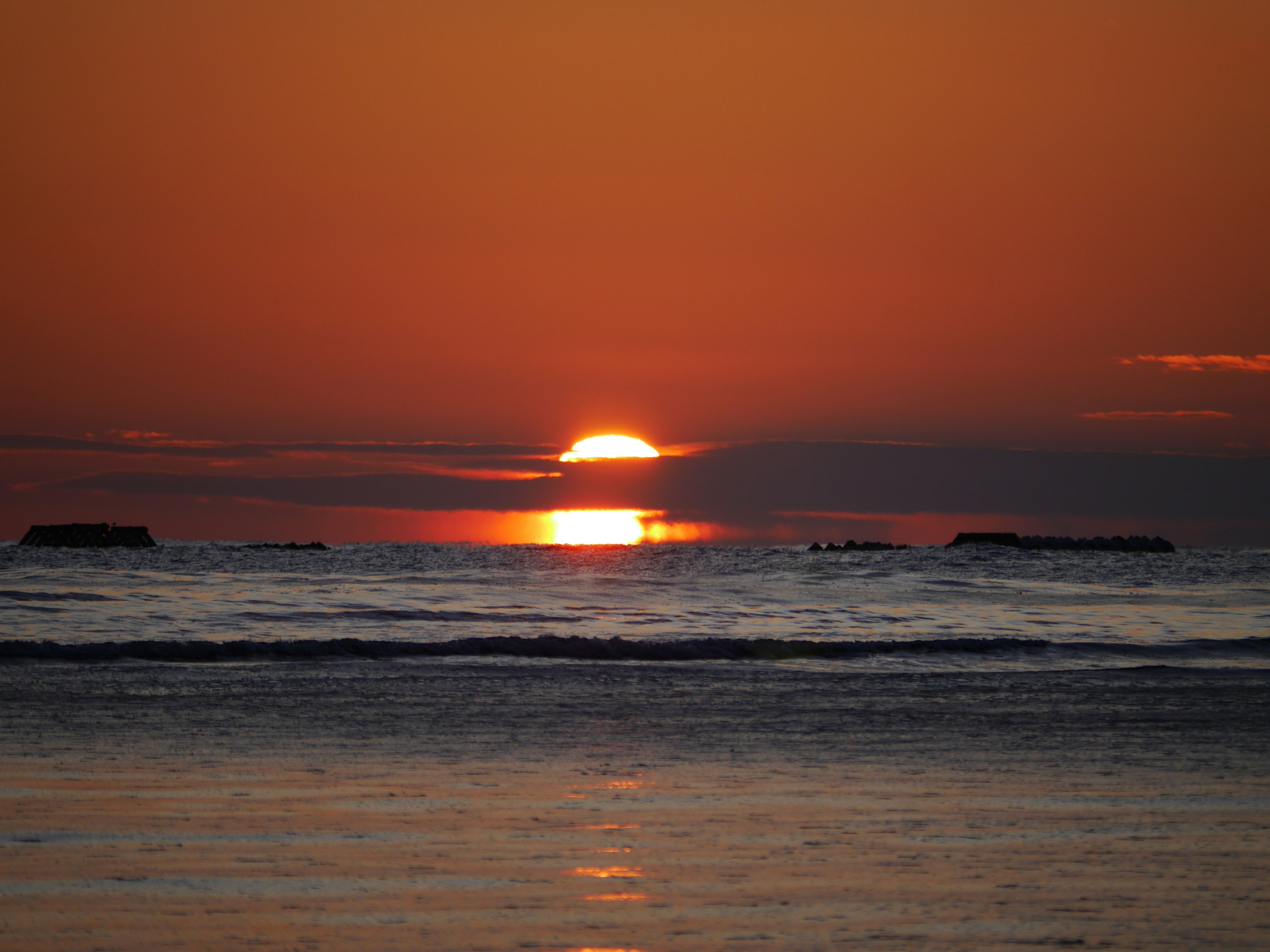 夕日が海に沈む美しい風景