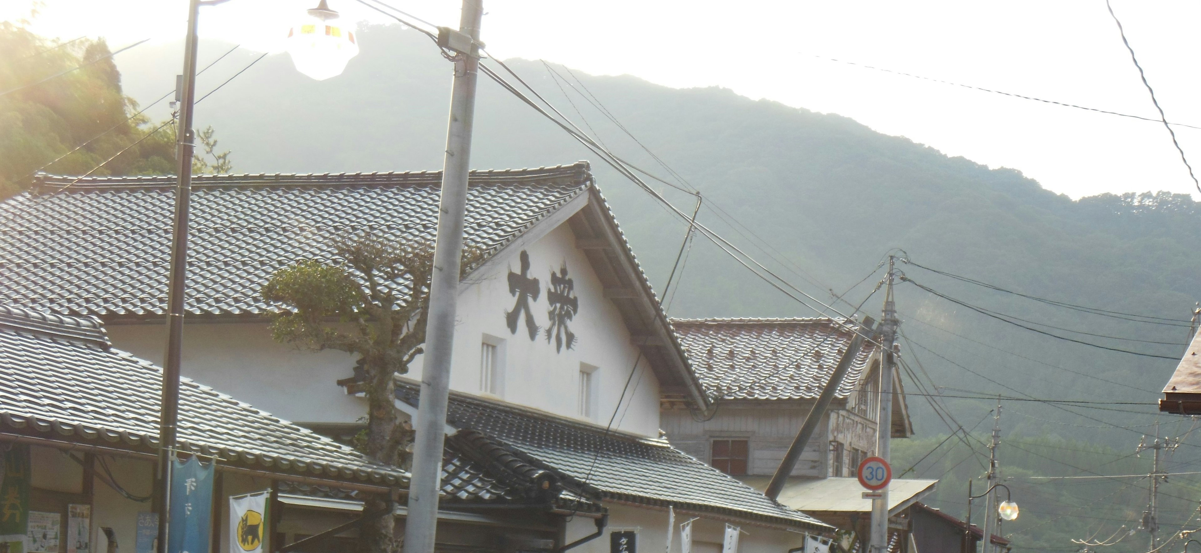 Bangunan tradisional Jepang dengan latar belakang pegunungan