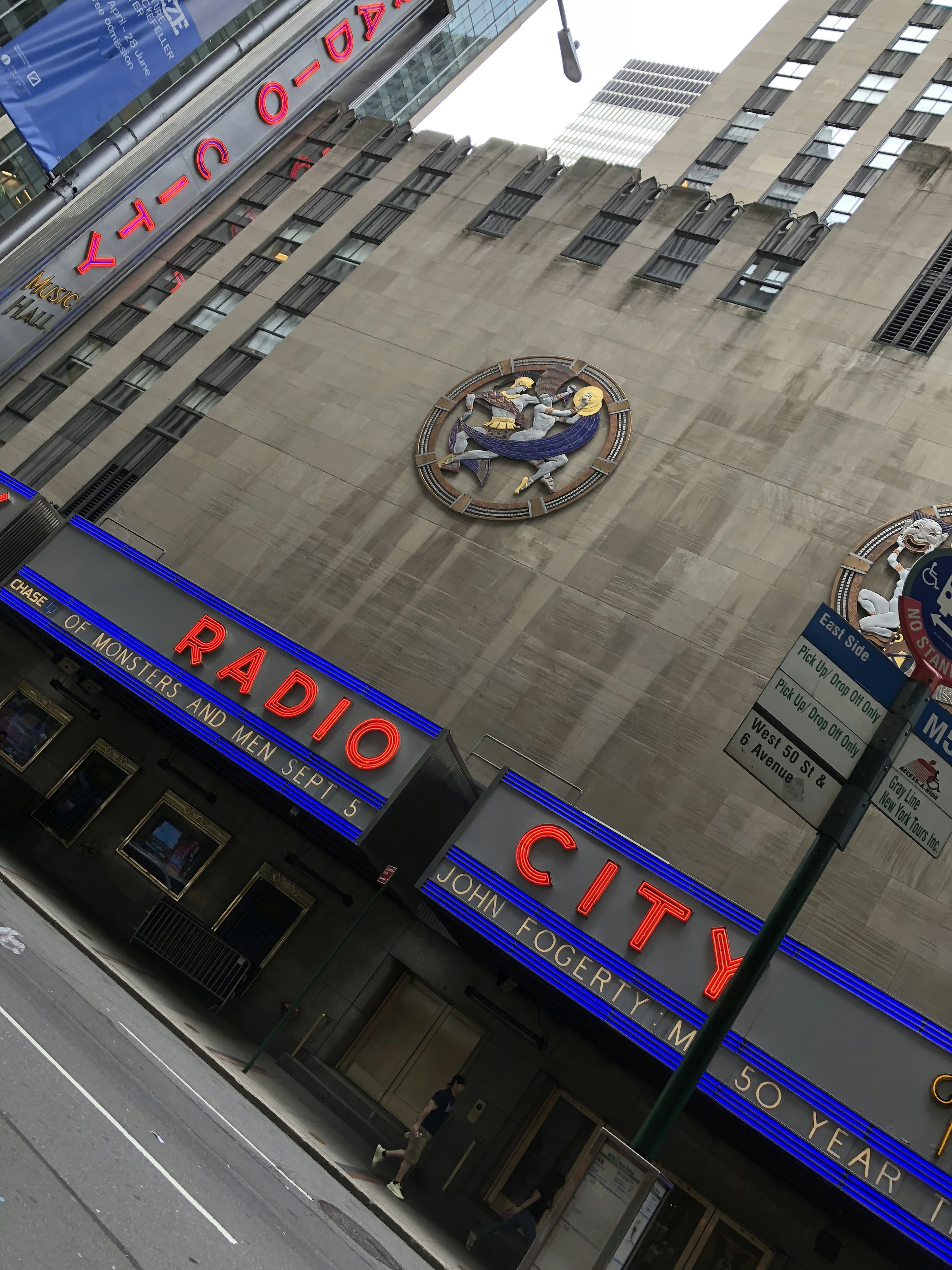 Cảnh bên ngoài của Radio City Music Hall với biển hiệu nổi bật