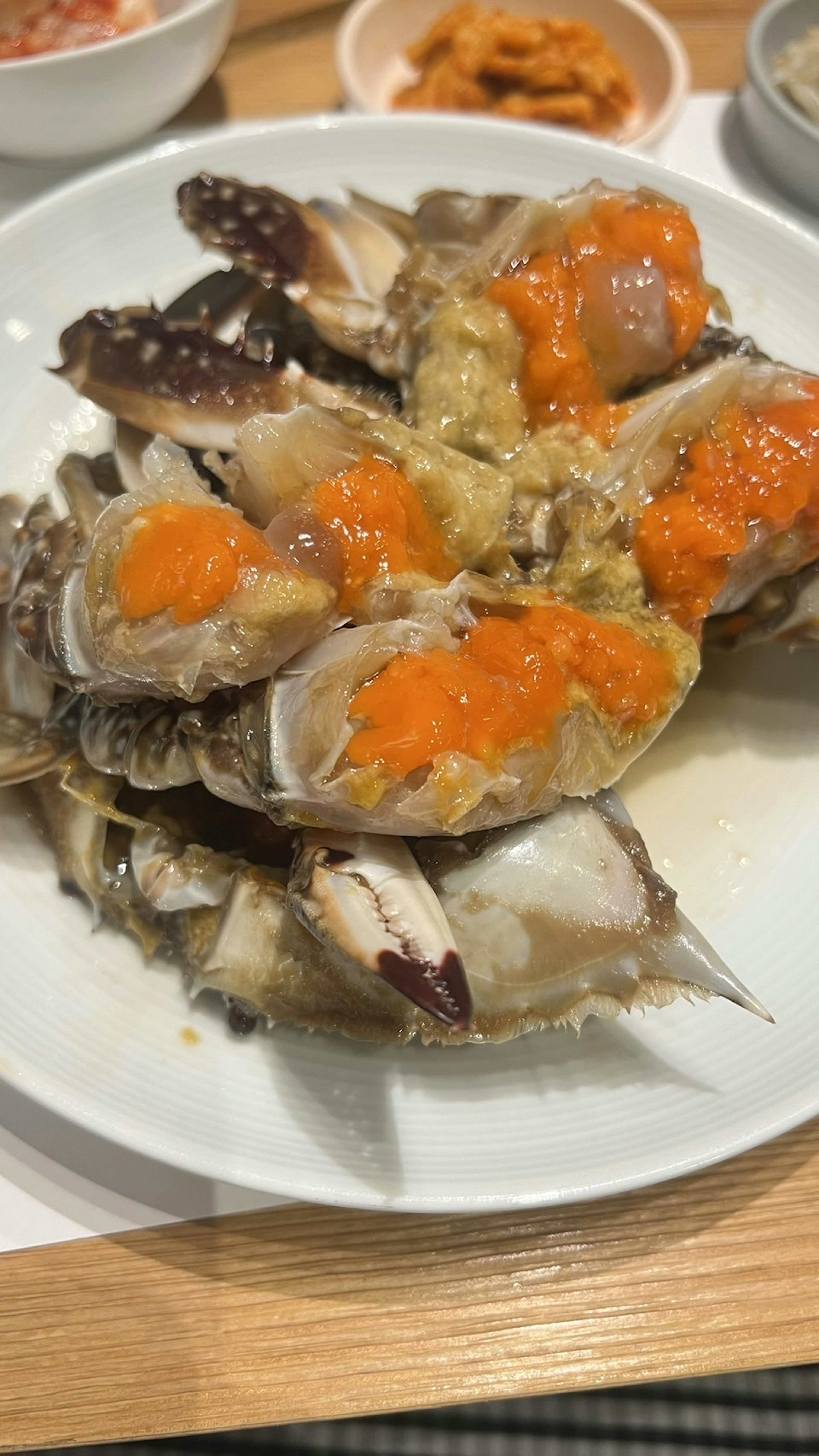 Un plato de cangrejos frescos cubiertos con huevas naranjas