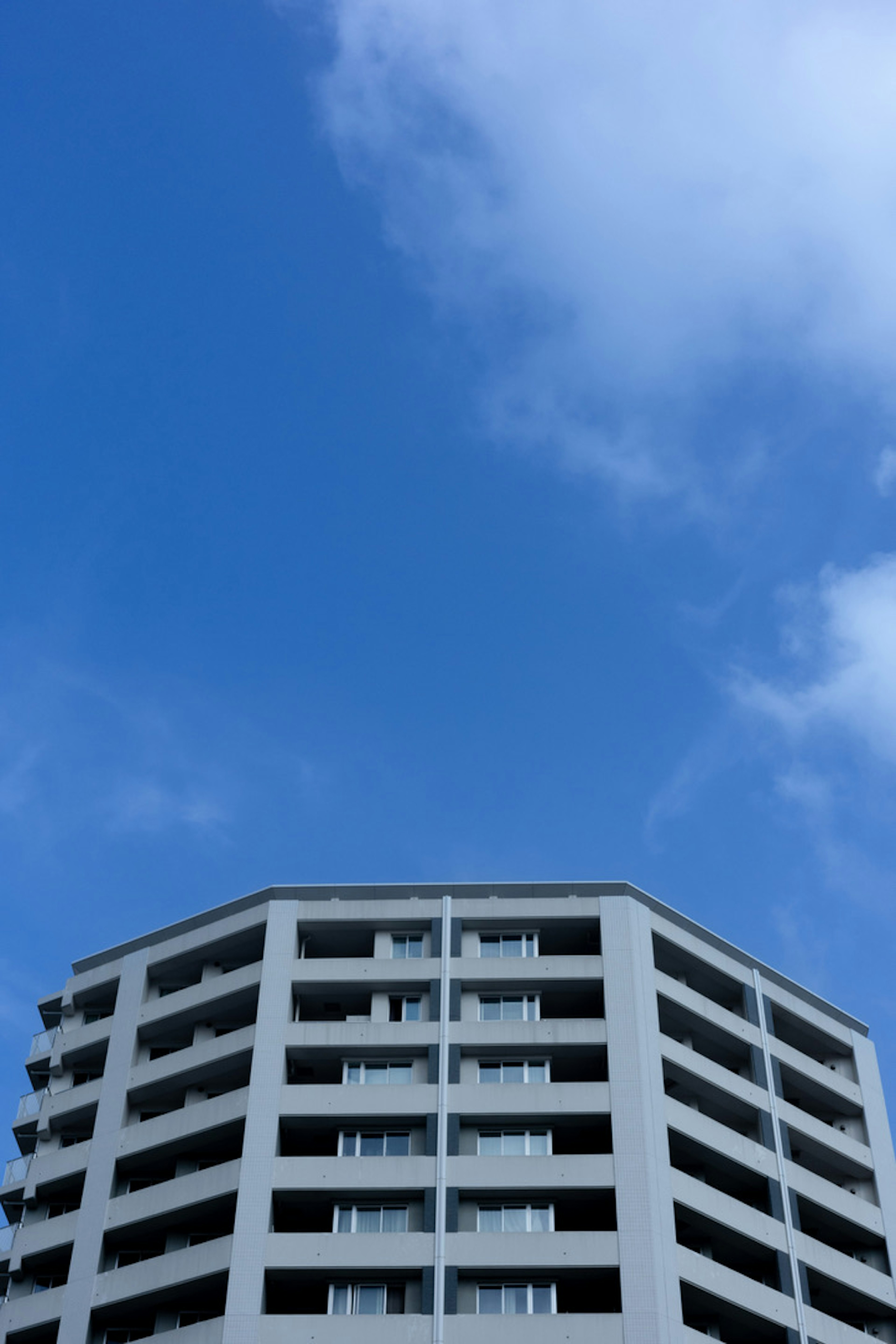 Parte superior de un edificio moderno contra un cielo azul claro