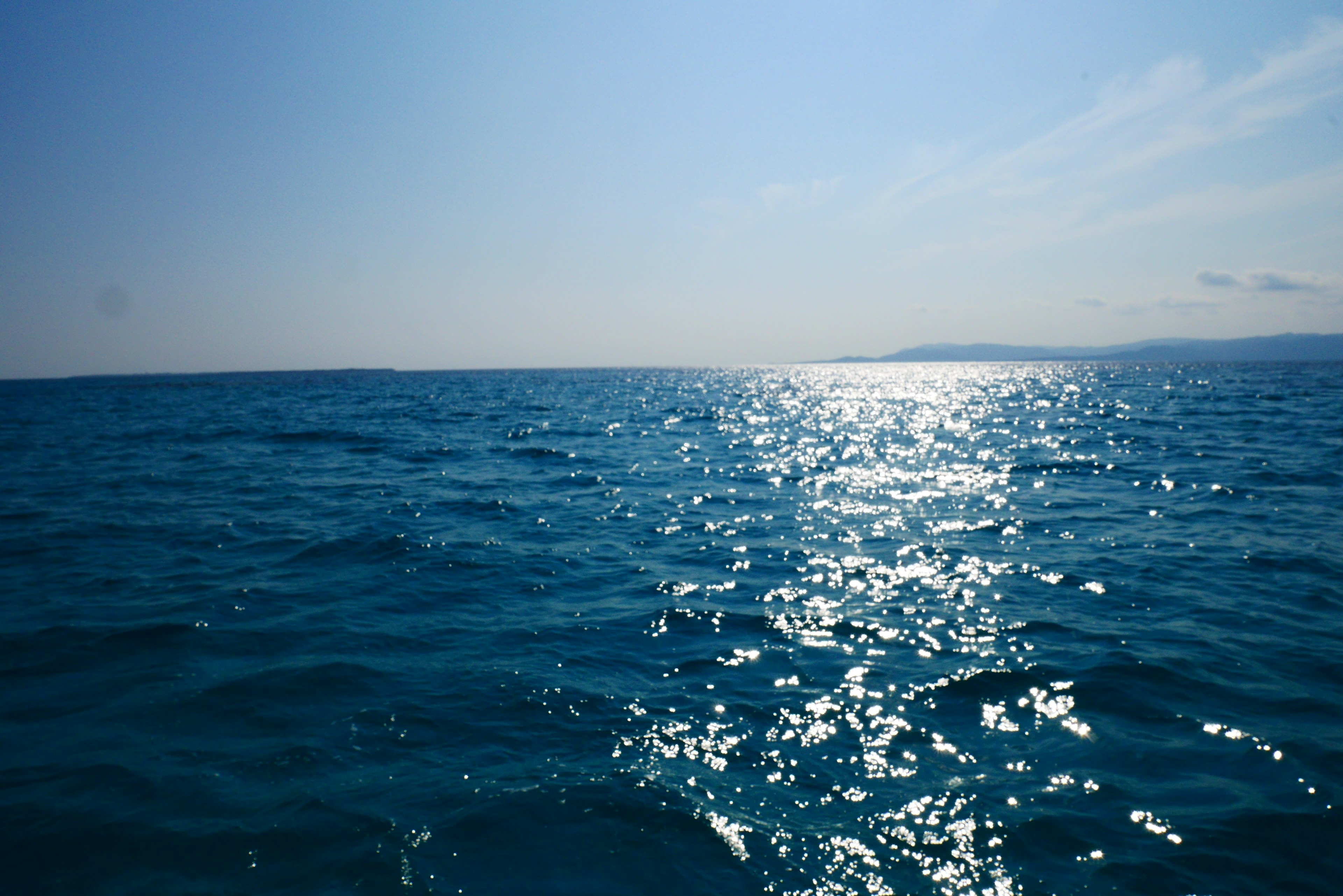 Vue magnifique de l'océan bleu avec des reflets de lumière