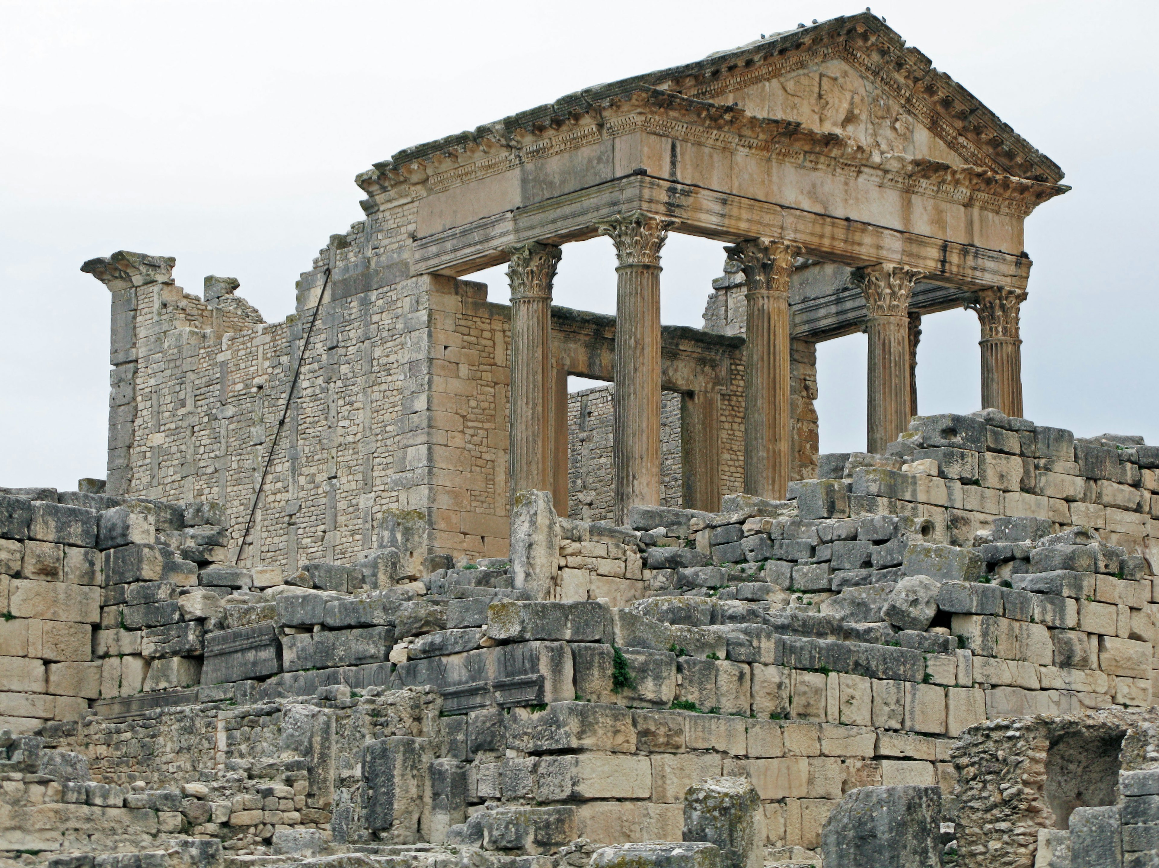 Rovine di un tempio antico con colonne e strutture in pietra