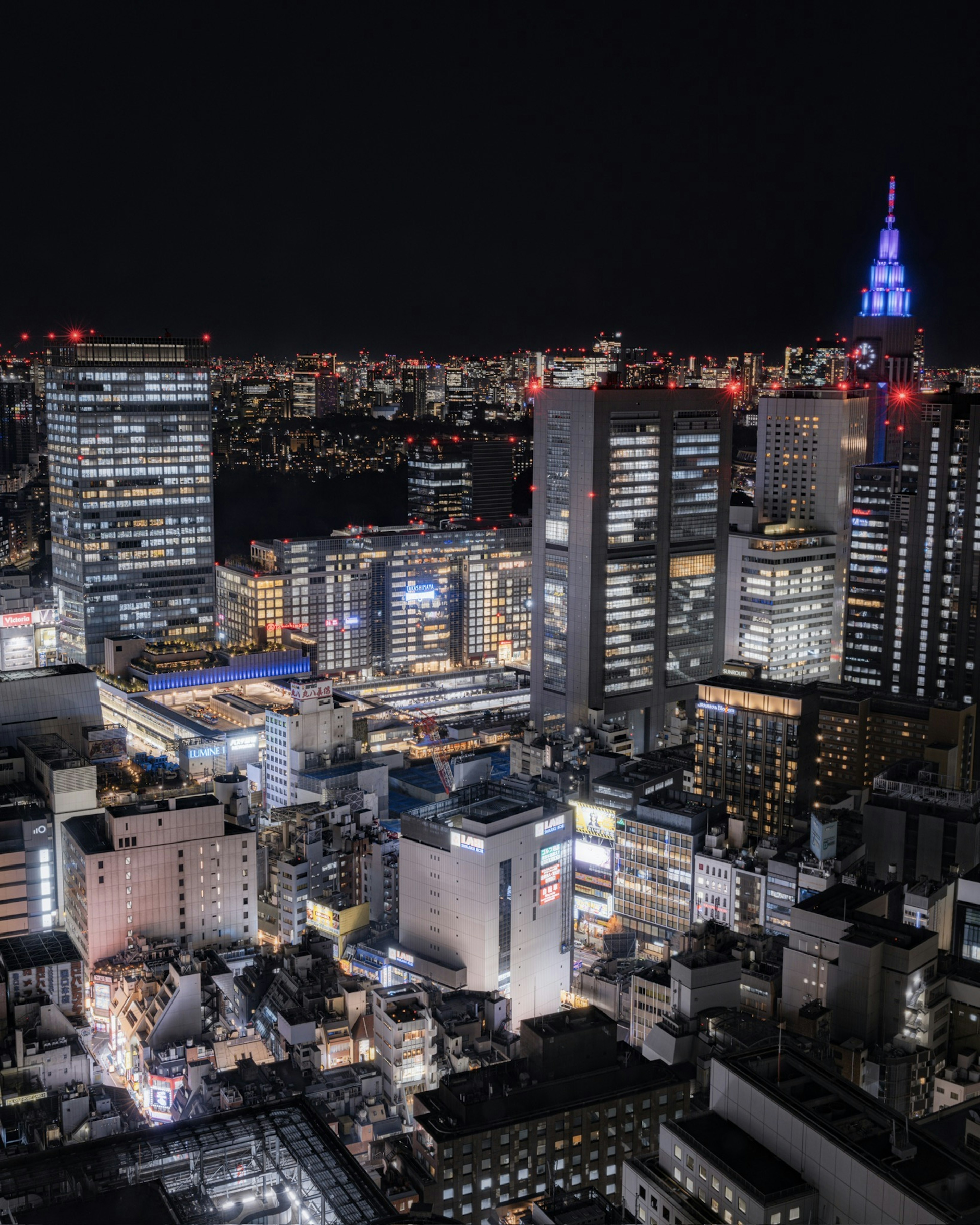 Vue nocturne de la ligne d'horizon de Tokyo avec des bâtiments illuminés et des monuments