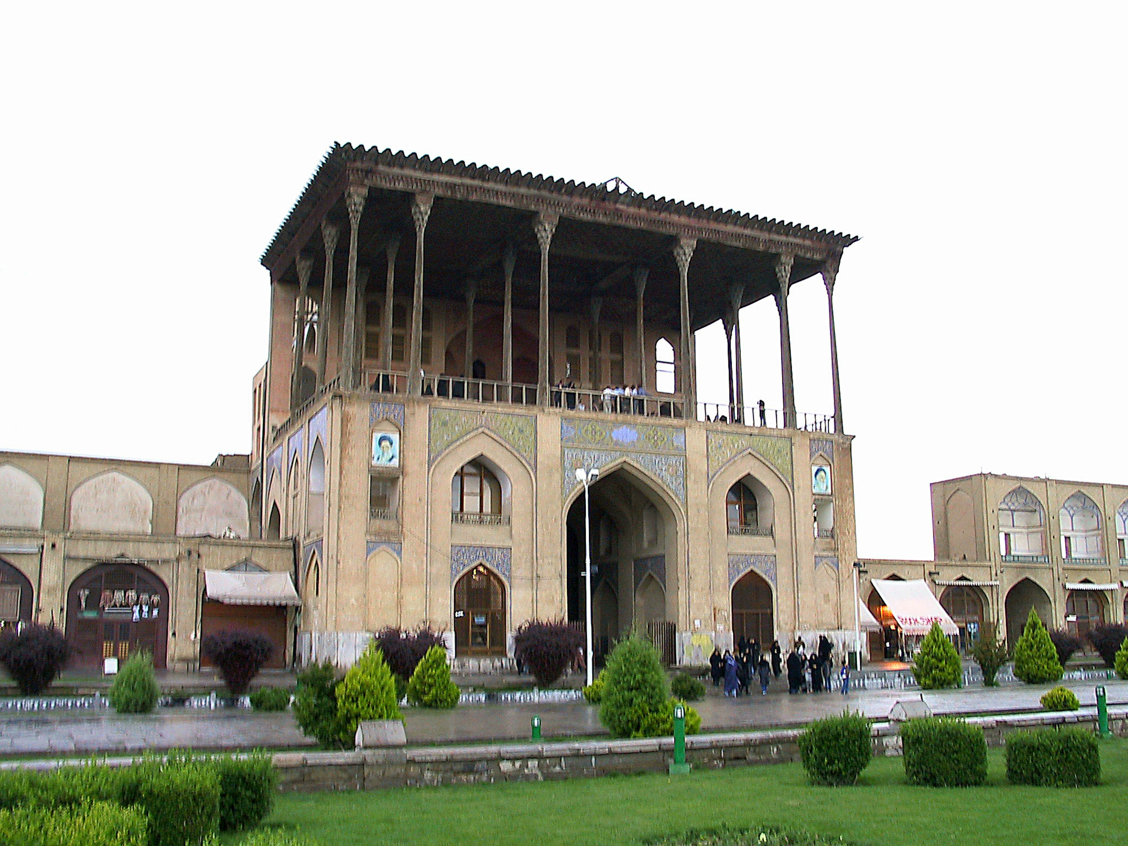 Edificio histórico en Isfahán Irán con vegetación circundante