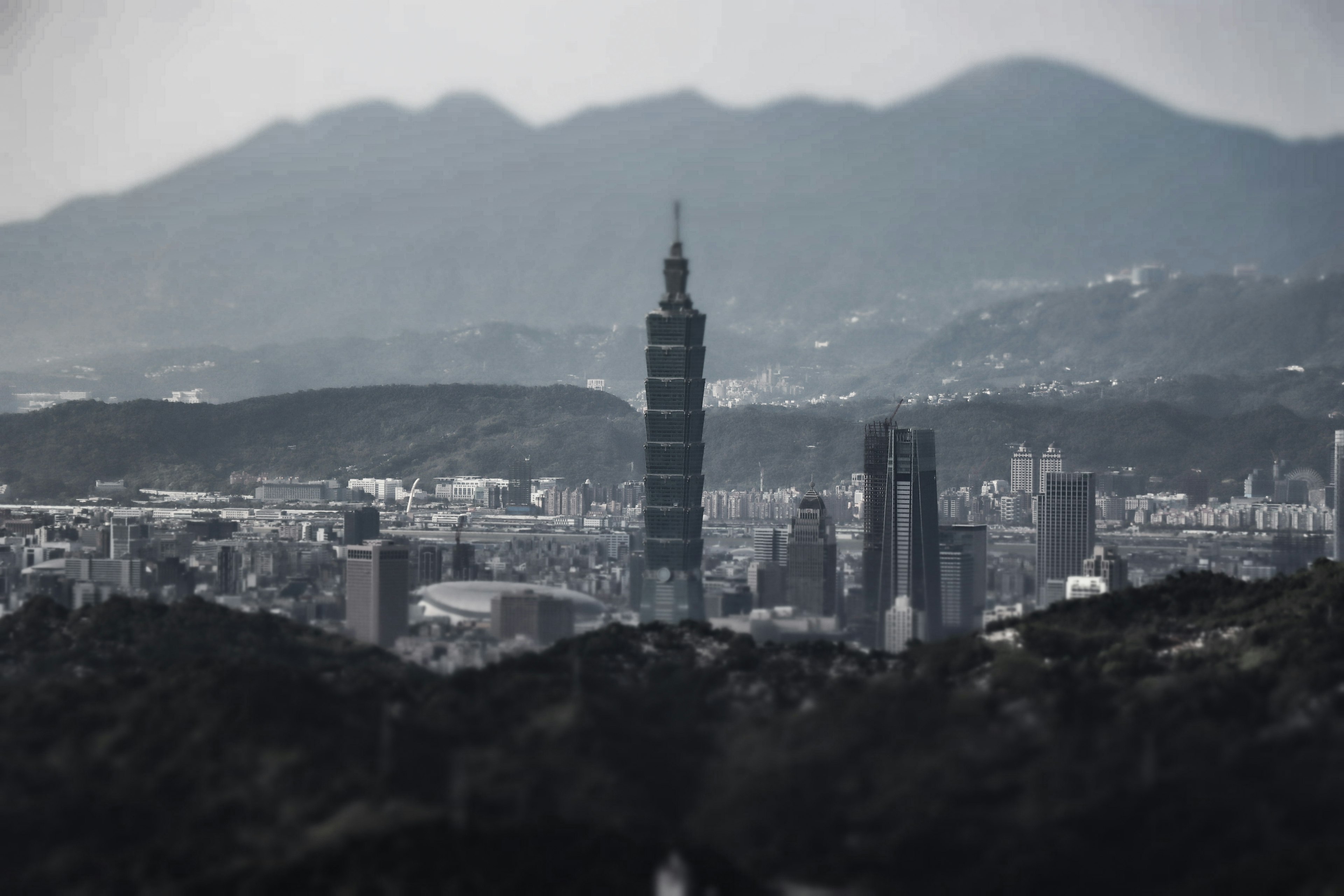 Blick auf Taipei 101 mit Bergen im Hintergrund