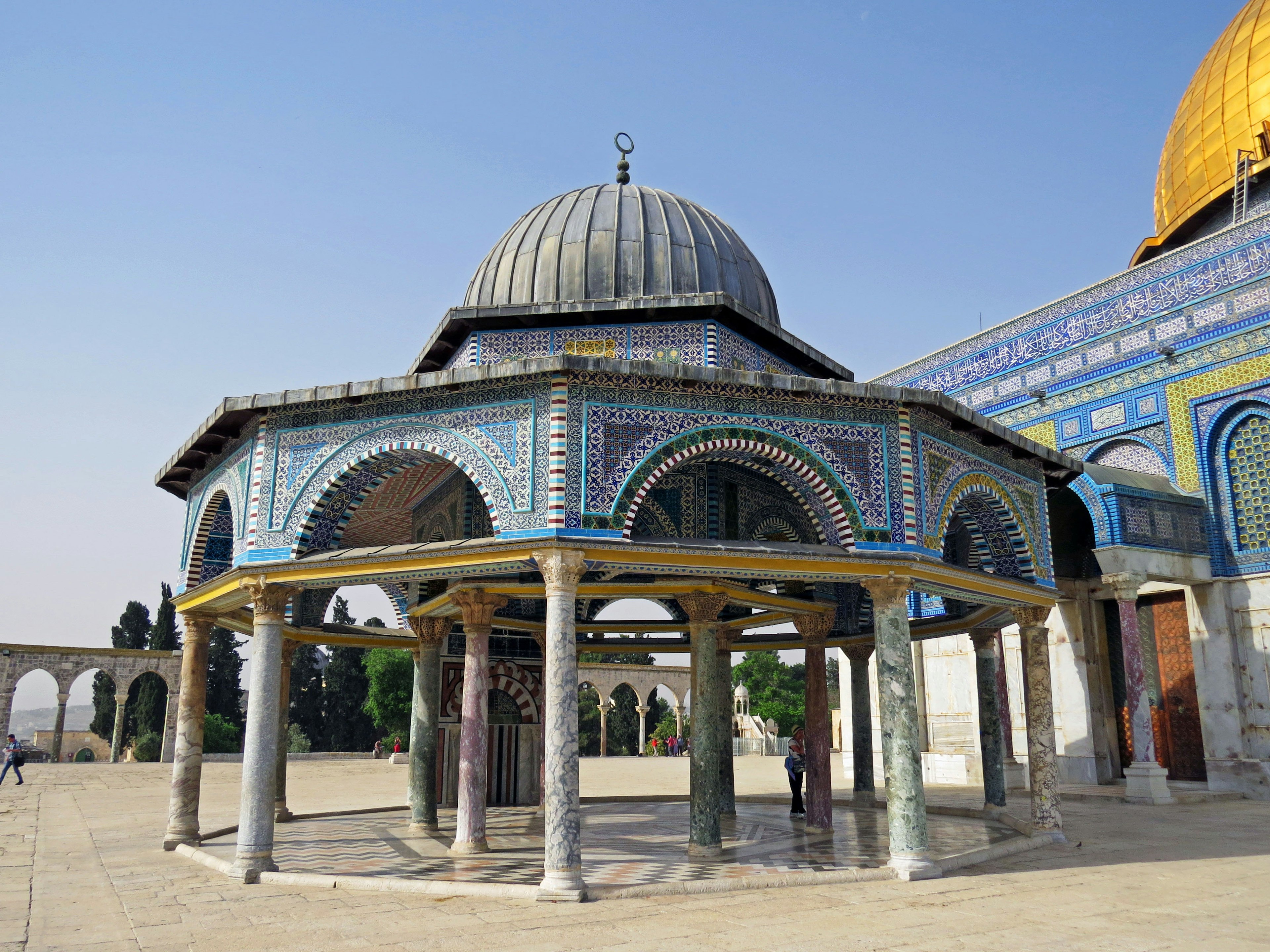 Structure de dôme ornée près de la mosquée Al-Aqsa