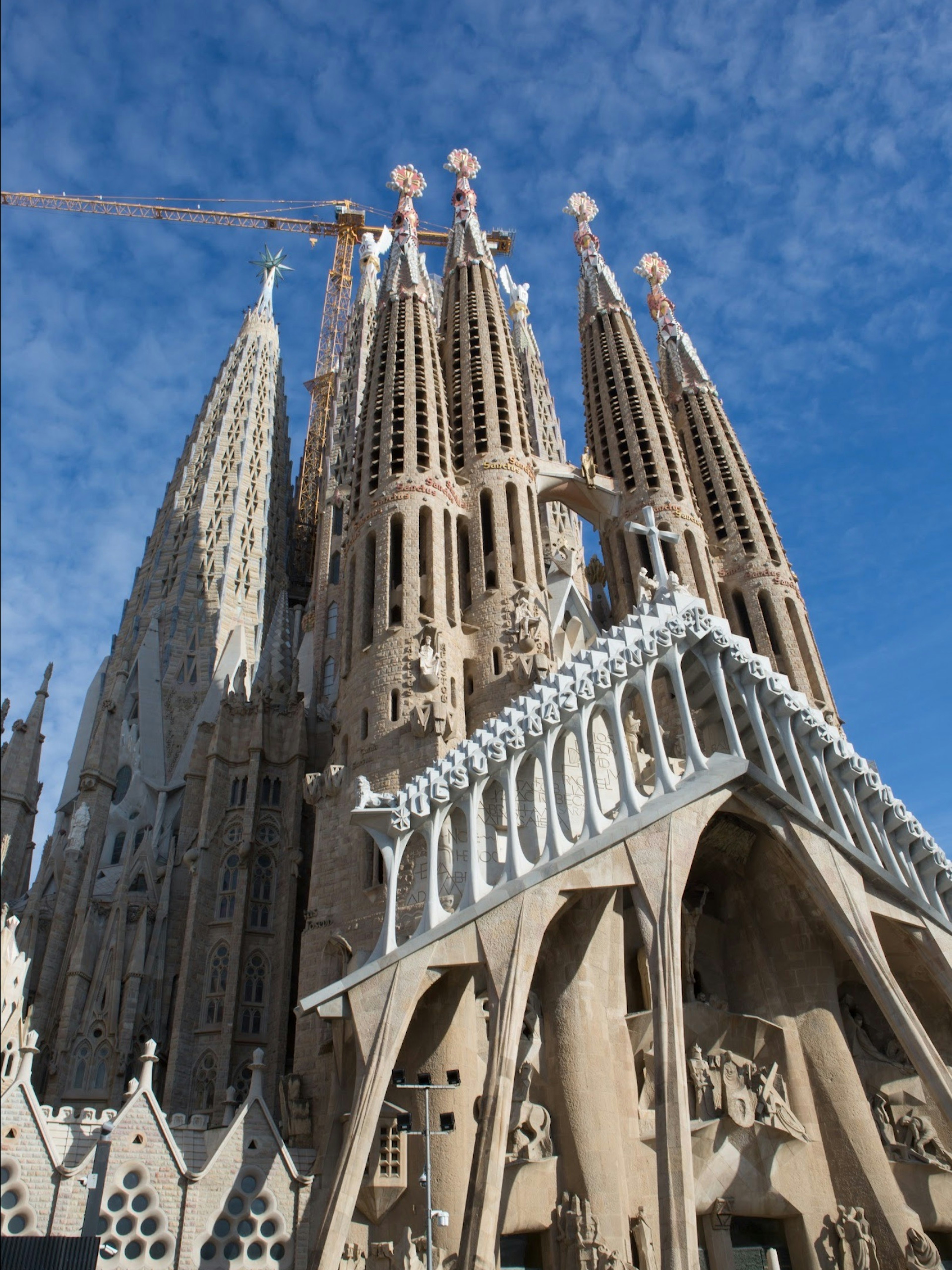 La majestuosa fachada de la Sagrada Familia con torres intrincadas