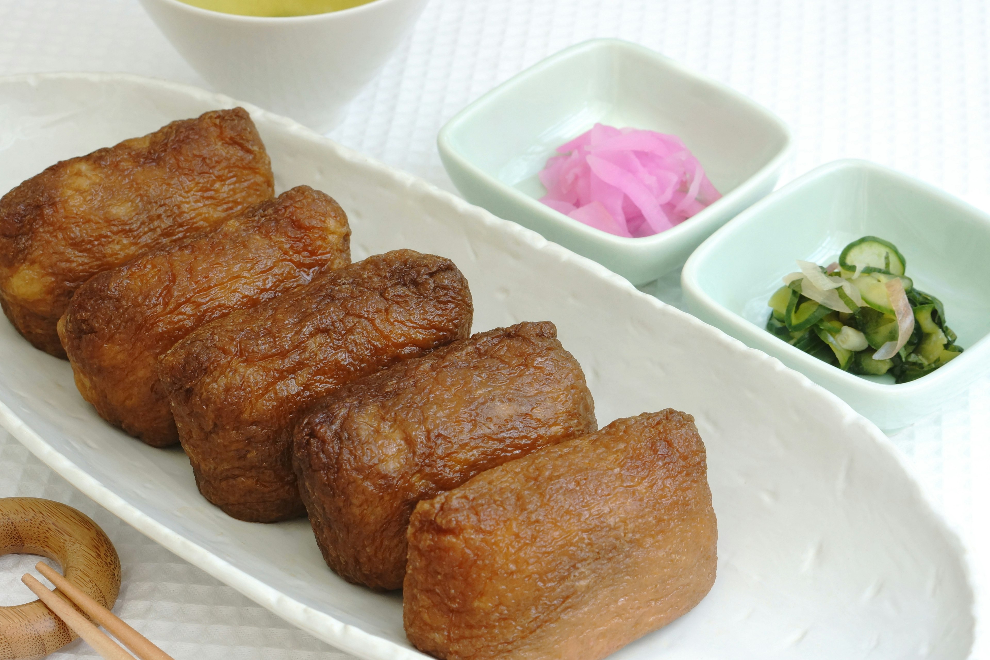 Comida frita dispuesta en un plato con guarniciones