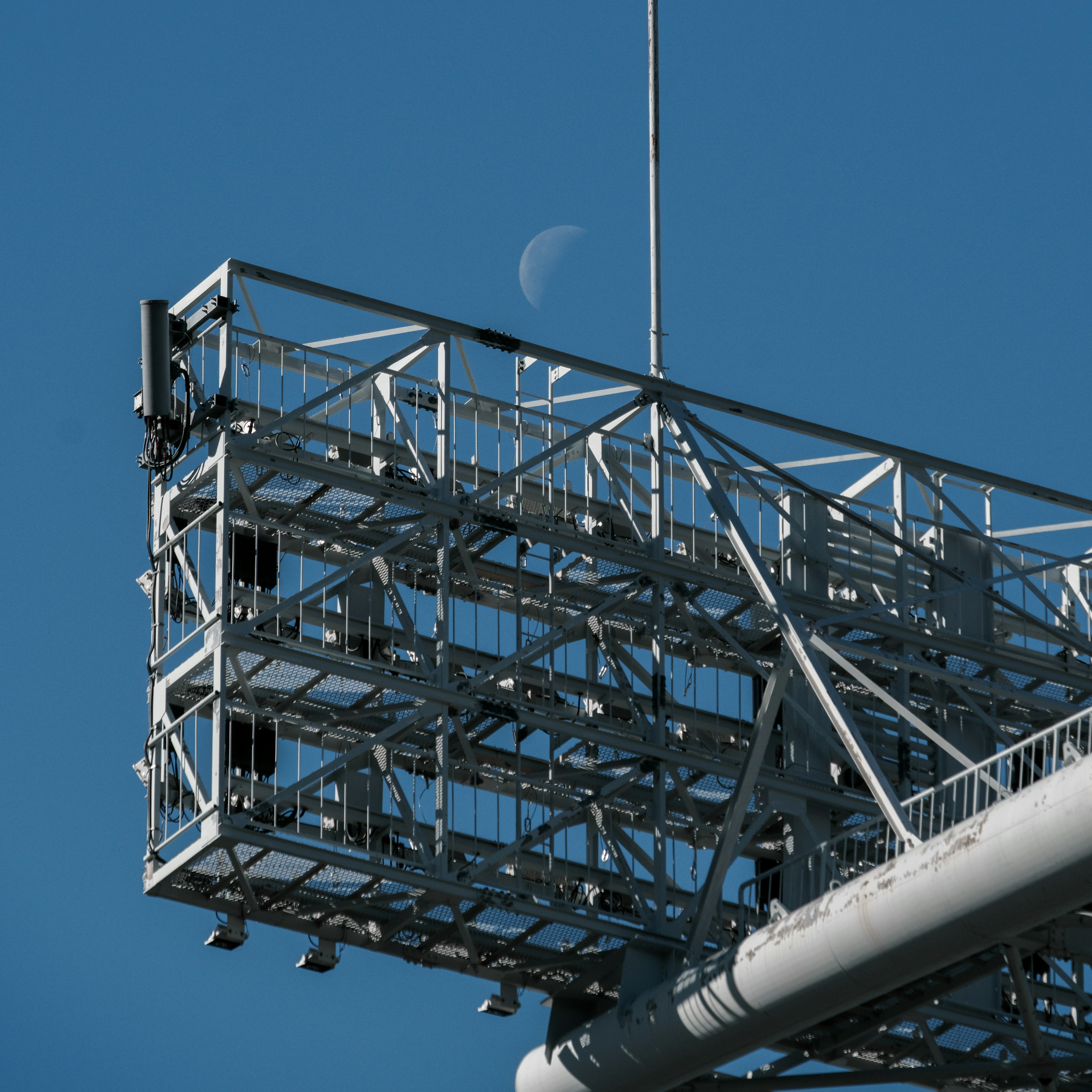 Metallstruktur mit sichtbarem Mond im Hintergrund