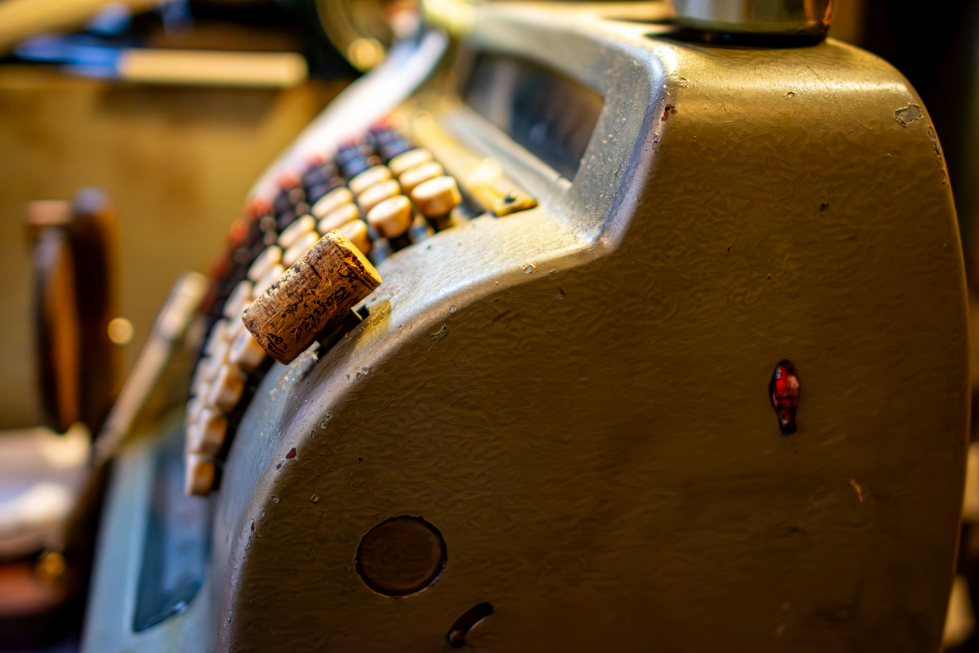 Image d'une vieille machine à écrire montrant le côté avec des boutons de clavier et des caractéristiques de design rétro